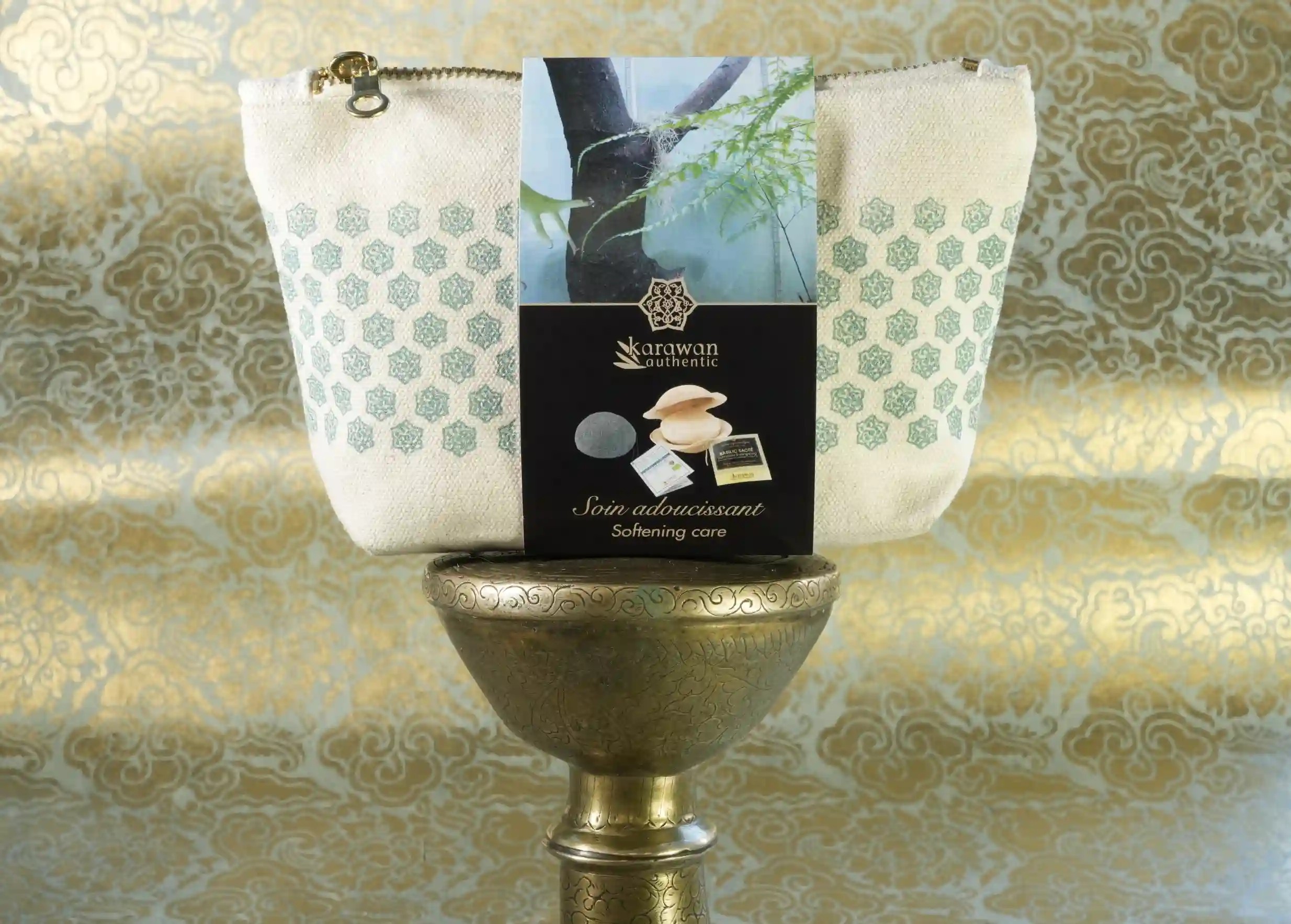 Trousse de toilette en coton Karawan authentic posé sur un support gravé en laiton