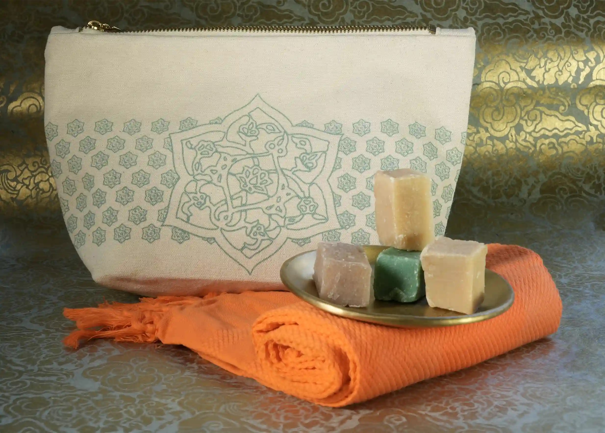 Kit Indian Mix composé d'une pochette en coton au motif Karawan, une fouta dhoti pliée et 4 savons ayurvédiques