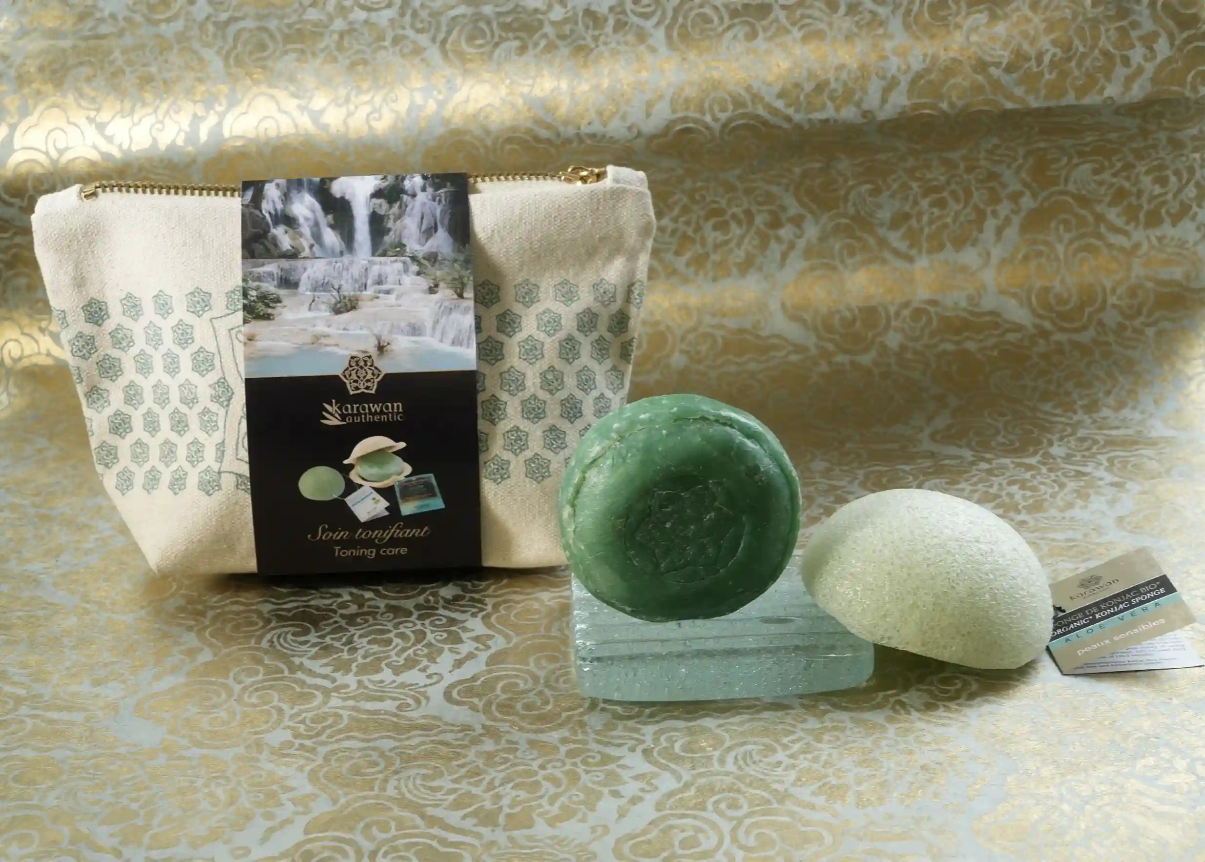 Trousse de toilette en coton, petit savon ayurvédique sur un porte savon en verre et éponge konjac