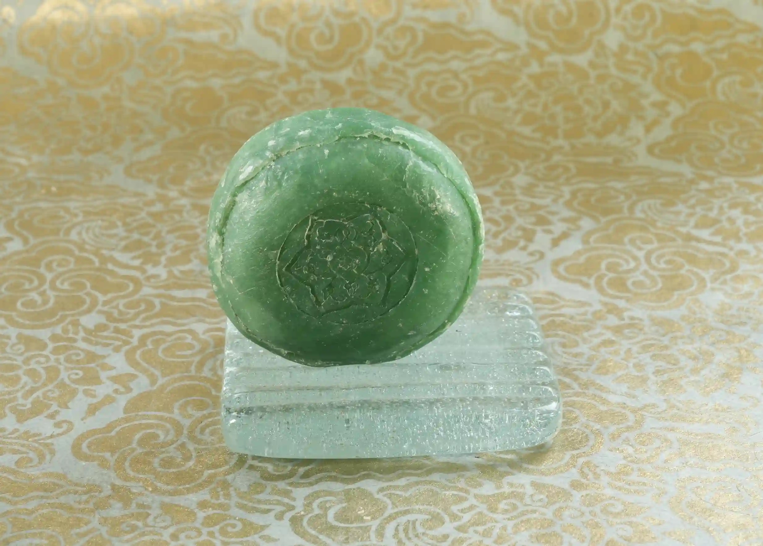Savon au vétiver Karawan sur un porte savon en verre