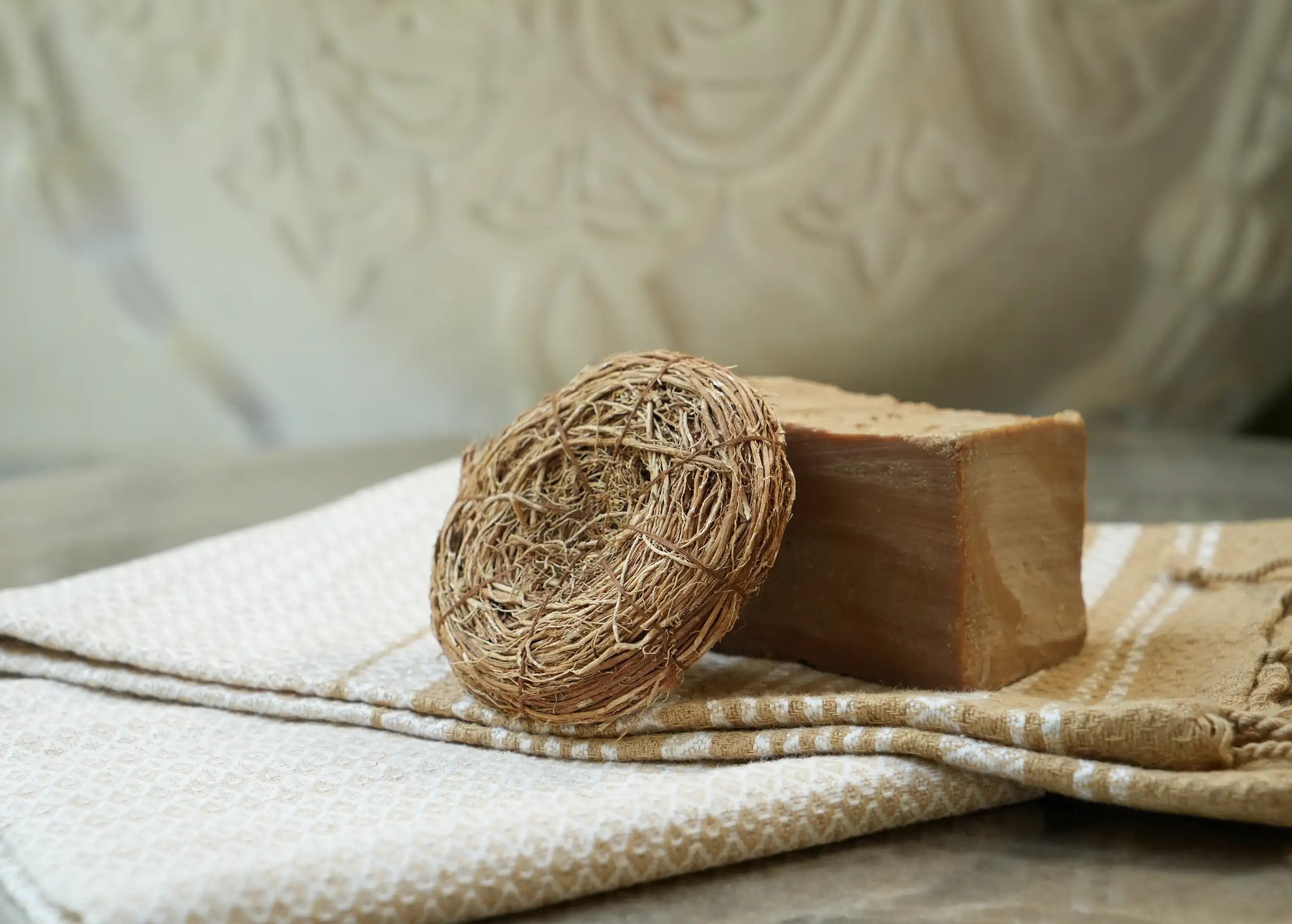 Fleur de douche au vétiver contre un savon d'Alep artisanal authentique, et fouta en coton bio au tissage jacquard