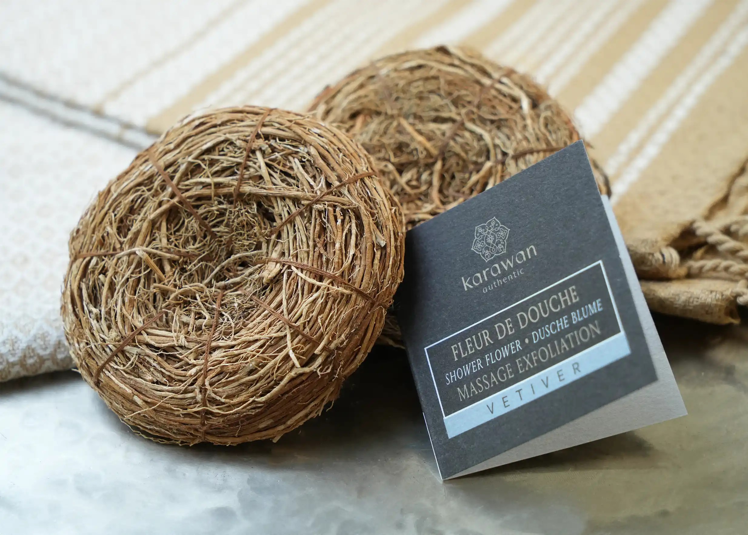 Fleurs de douche naturelles au vétiver pour le gommage, étiquette en carton de la marque Karawan authentic