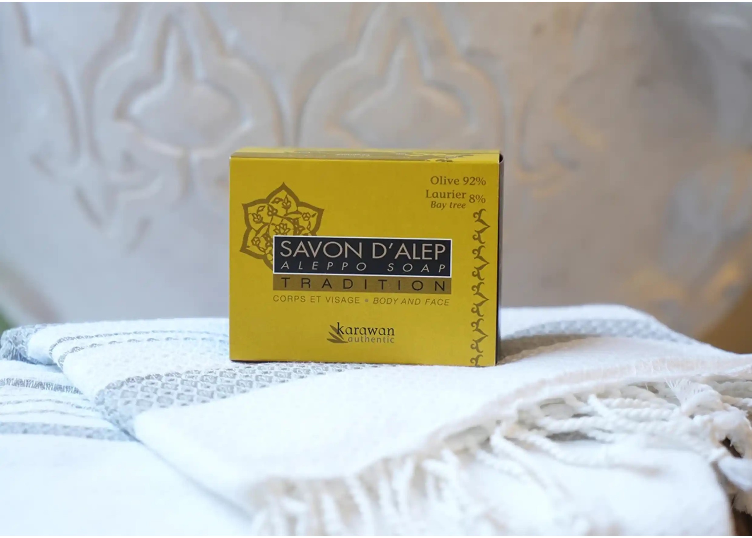 Savon d'Alep tradition 92% olive 8% huile de baies de laurier, posé sur une fouta en coton bio