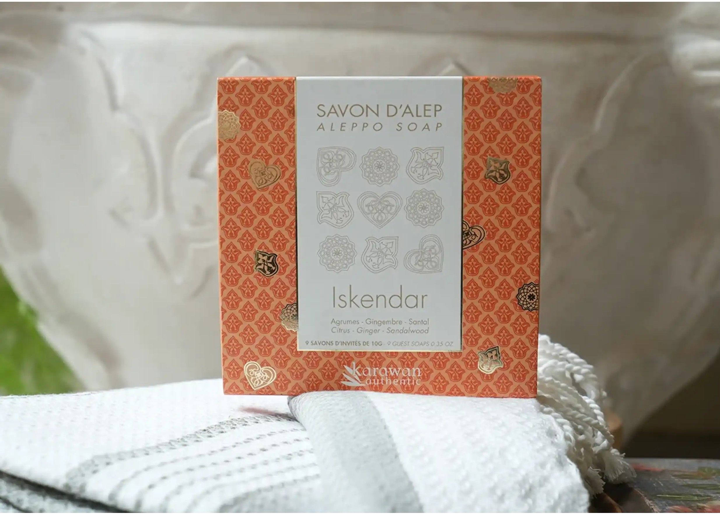 Coffret de 9 savons d'invités parfumés Iskendar, posé sur une fouta en coton