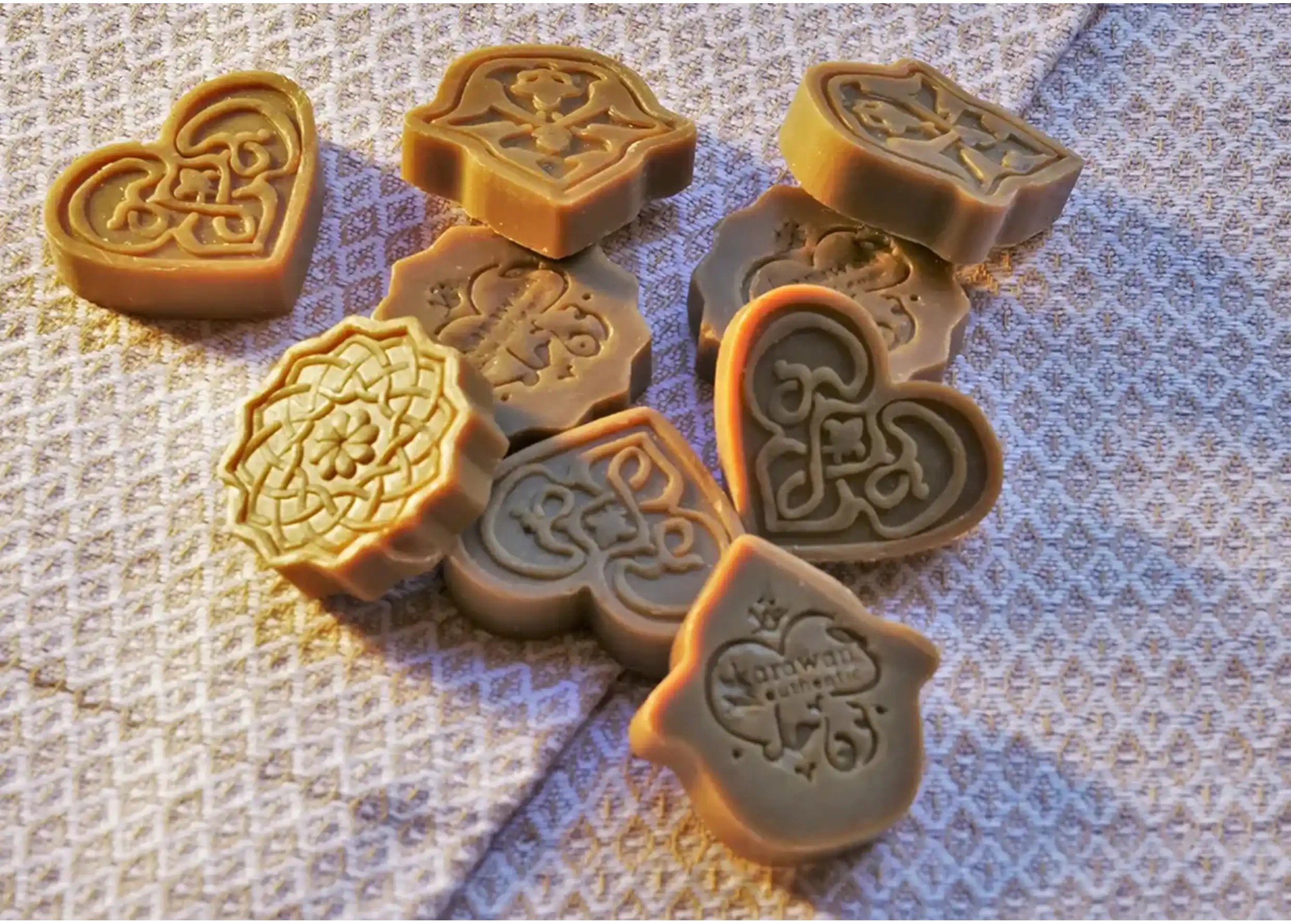 9 savons d'Alep parfumés en forme de coeur, pétale et fleur par Karawan authentic