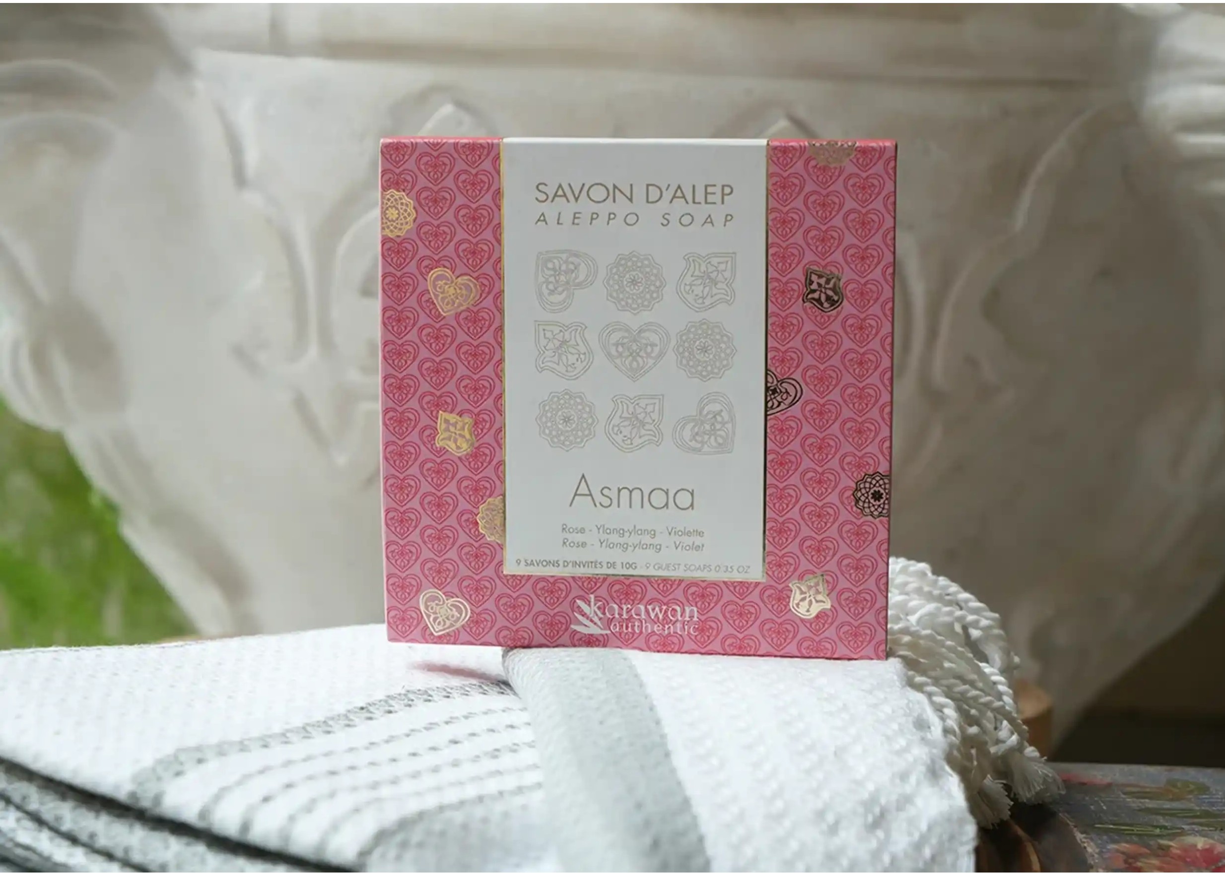 Coffret de 9 savons d'invités parfumés Asmaa, posé sur une fouta en coton