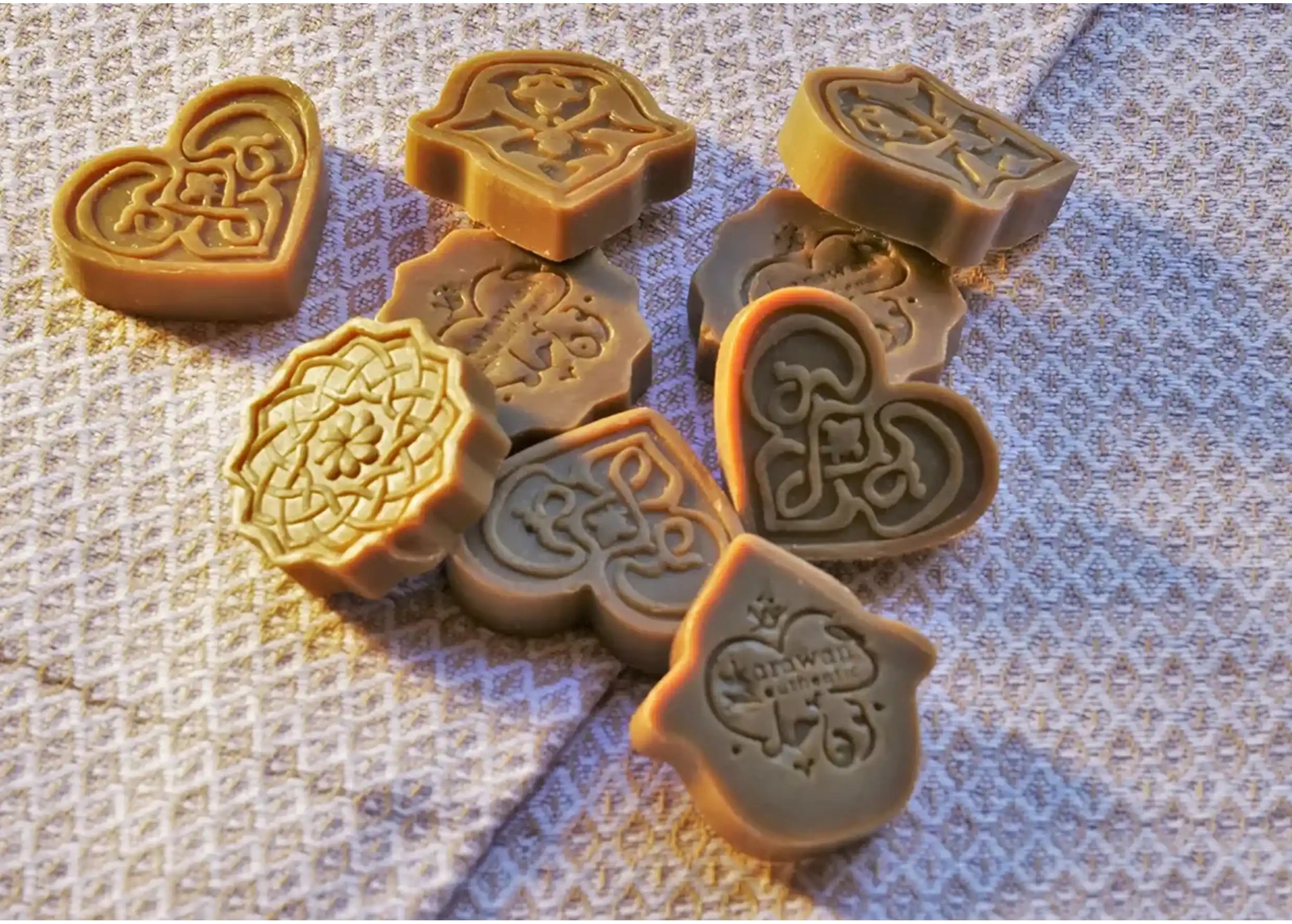 9 savons d'Alep parfumés en forme de coeur, pétale et fleur par Karawan authentic
