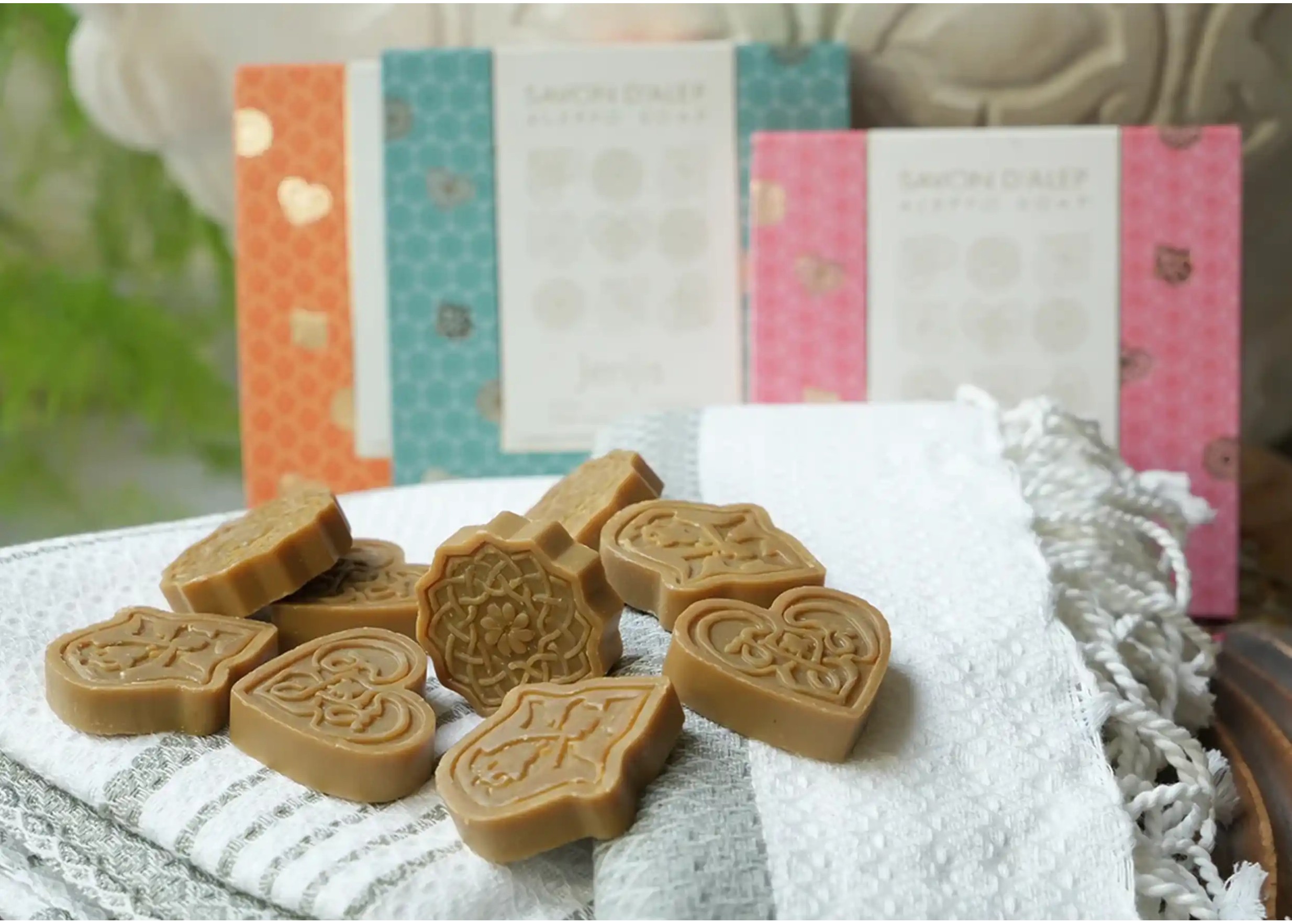 Mini savons d'Alep parfumés, savons d'invités, sur une fouta en coton biologique