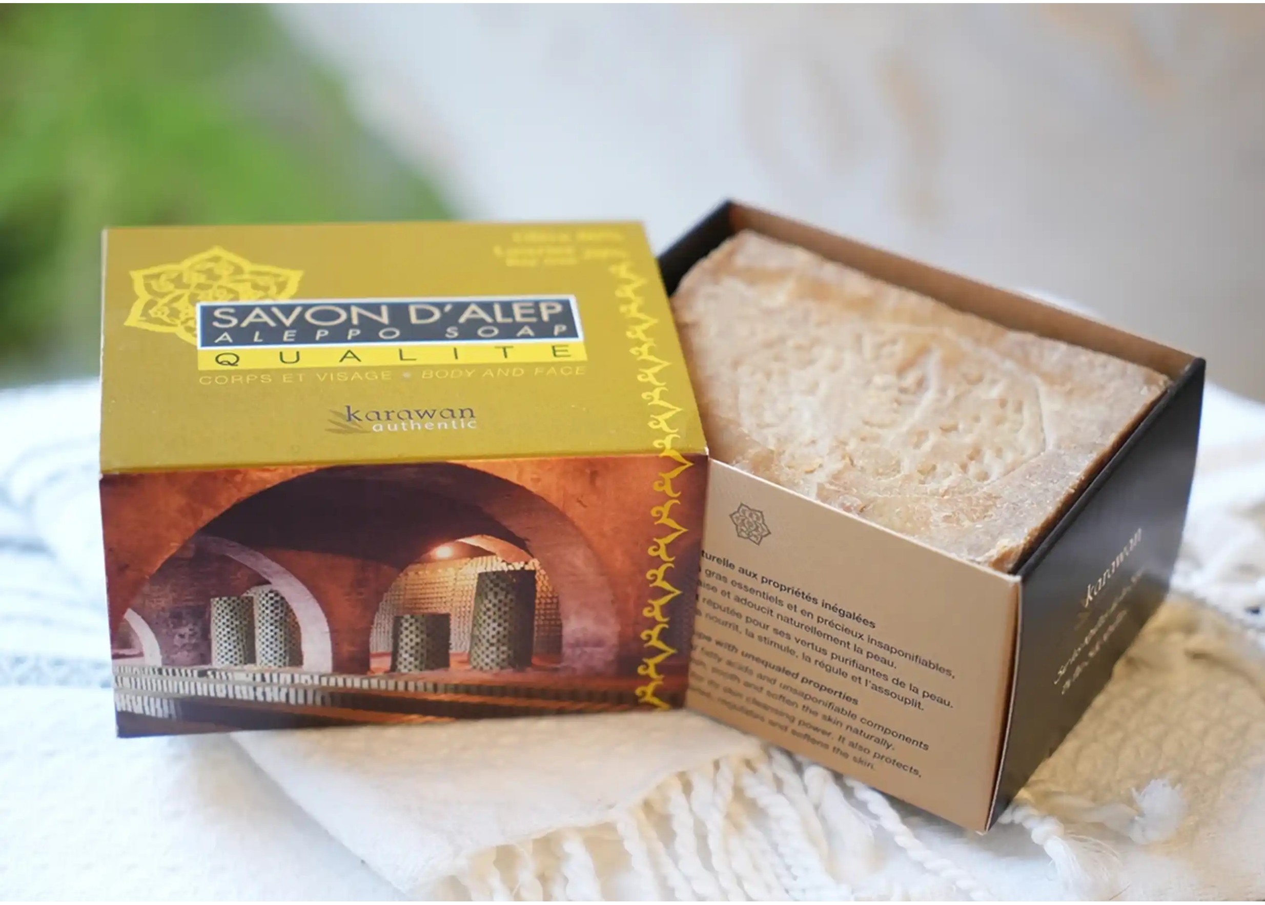 Savon d'Alep artisanal pour le corps et le visage, avec sa boite ouverte