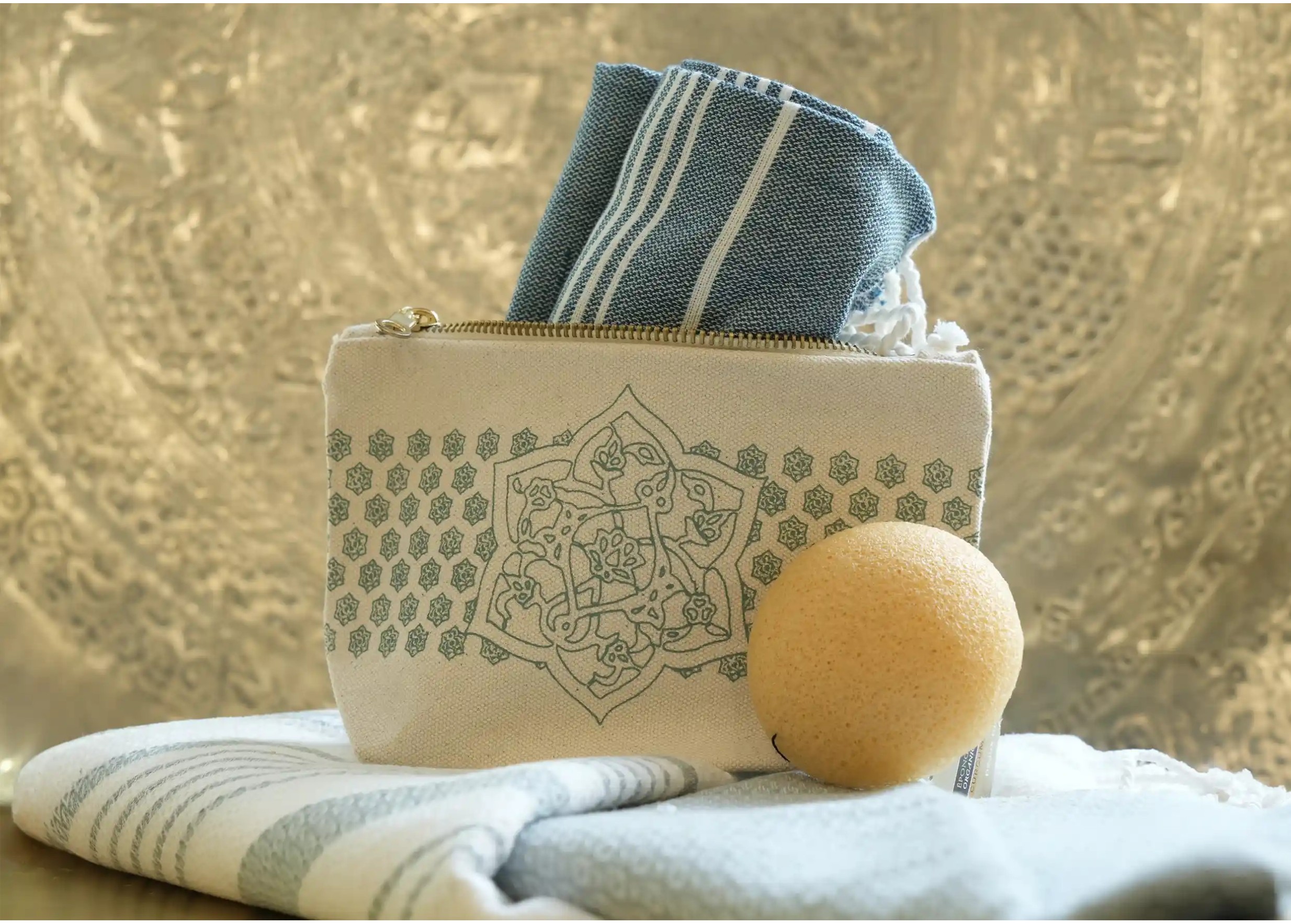 Toiletry bag in GOTS-certified organic cotton, flat-woven fouta and konjac sponge