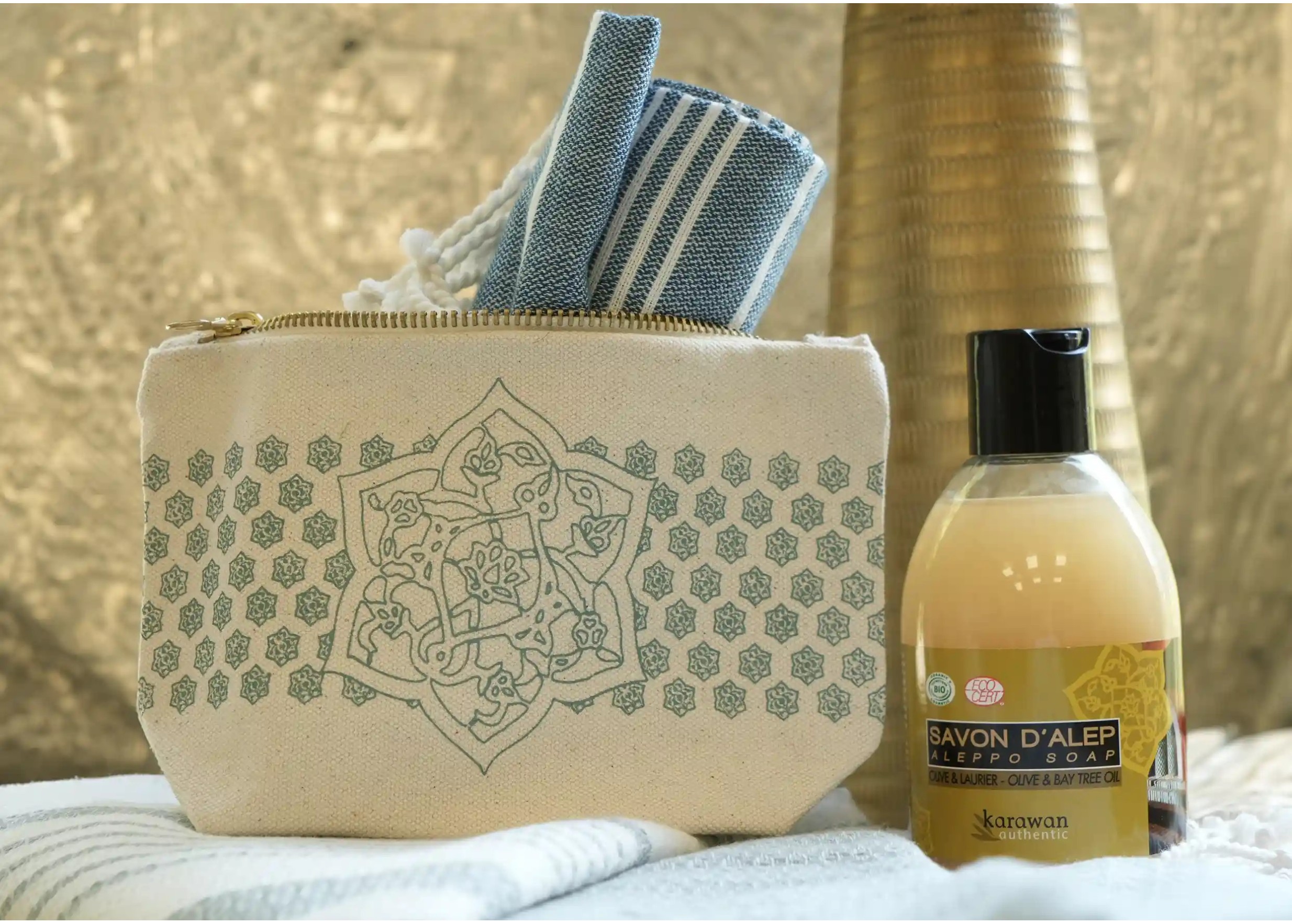 Petite trousse de toilette avec fermeture en coton biologique, fouta en coton et flacon de savon d'Alep