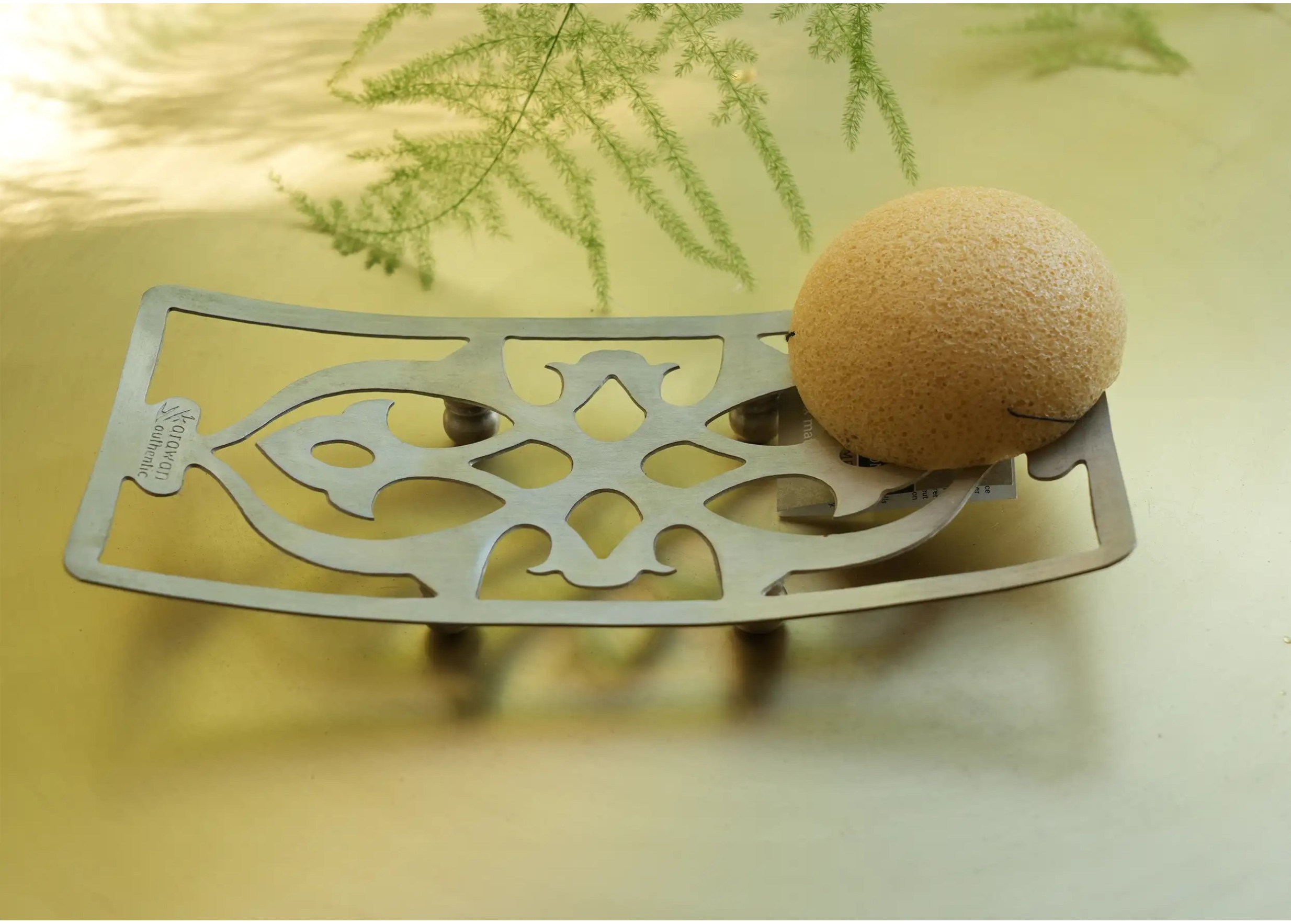 Support de salle de bain en laiton argenté Nairi, arabesques et design ajouré, une éponge de konjac sur le dessus