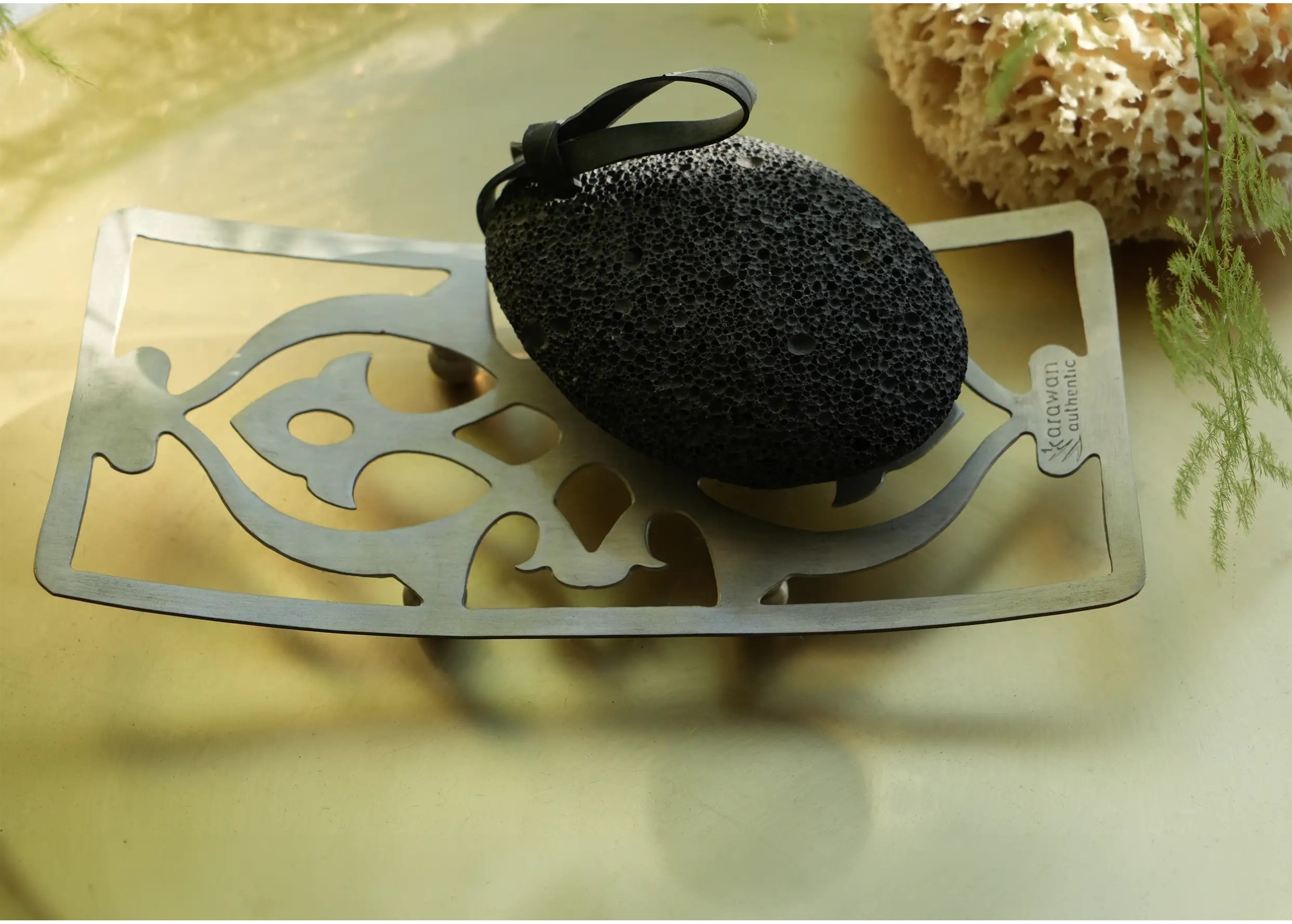 Pierre ponce posée sur un support en laiton argenté Nairi