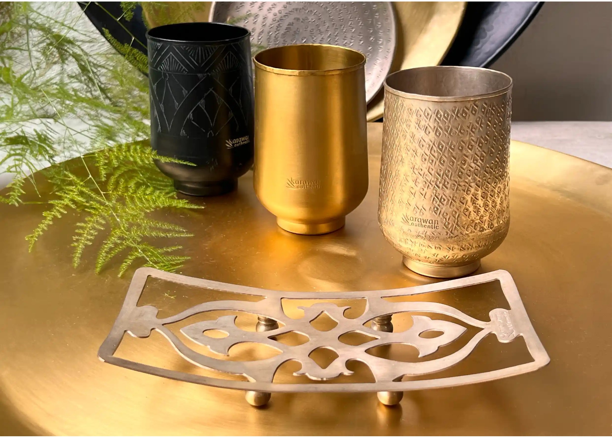 Support en laiton argenté Nairi, 3 verres en laiton de la marque Karawan en arrière-plan