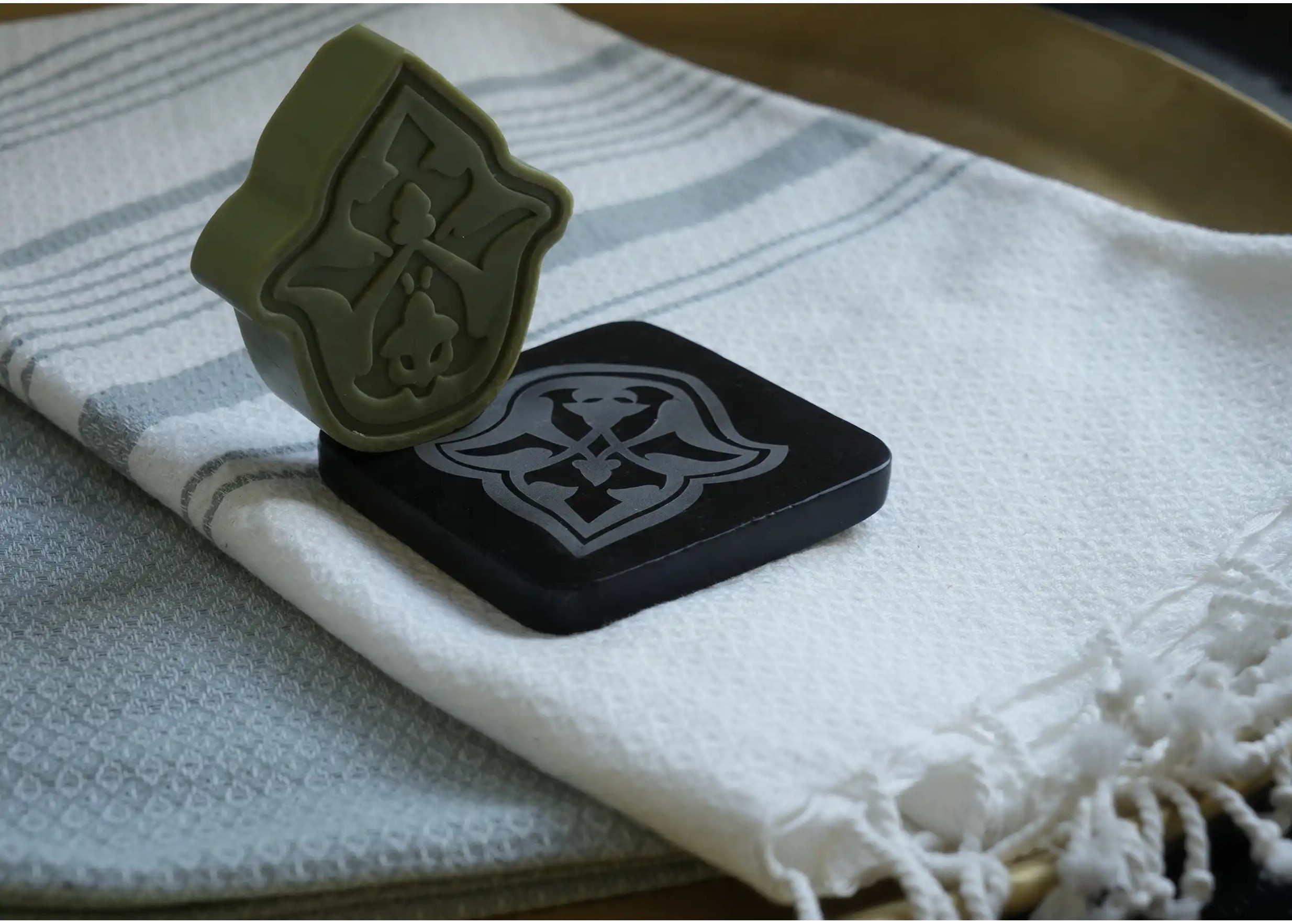 Porte savon en marbre noir Iskendar, motif assorti au savon d'Alep parfumé