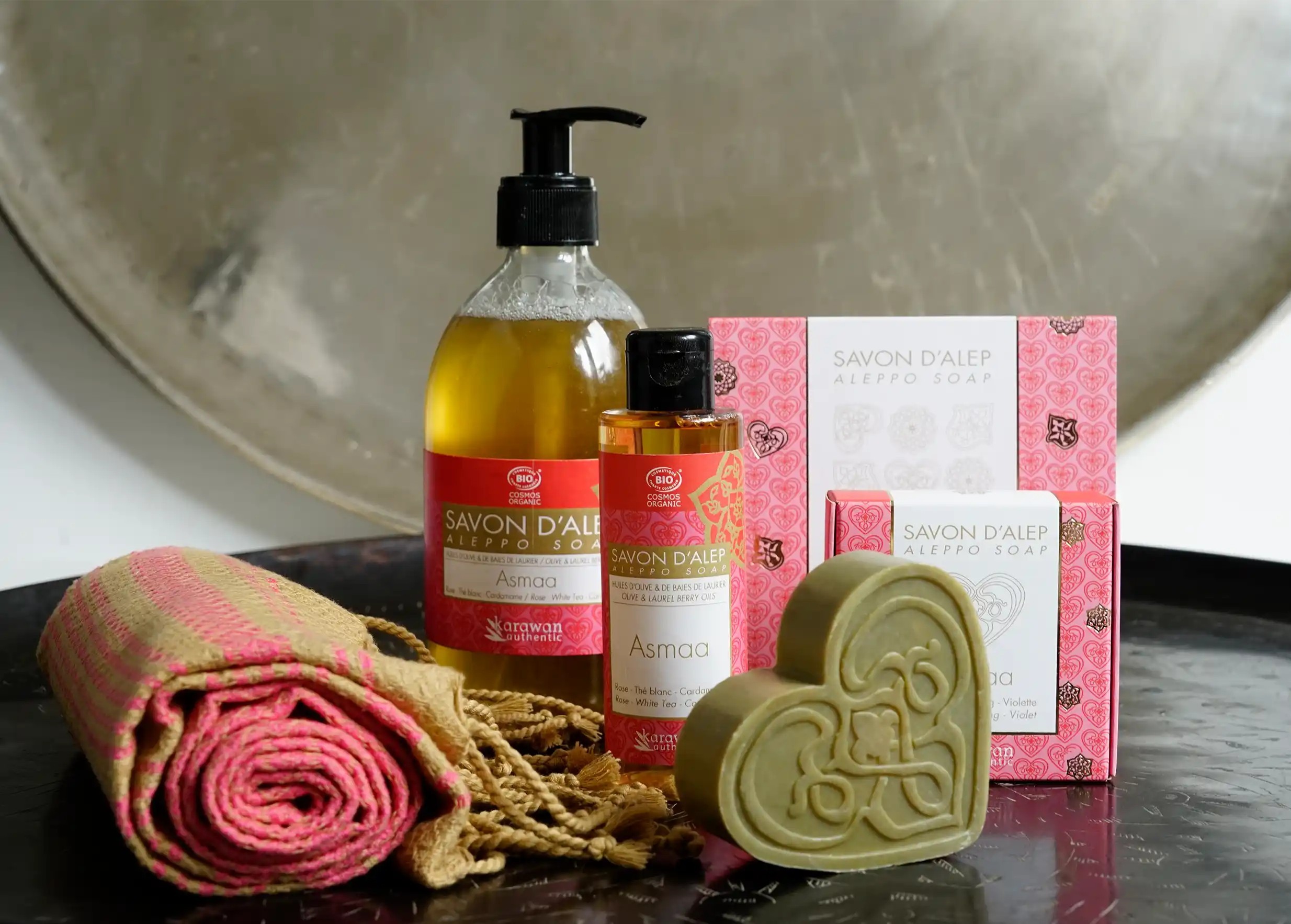 Savon d'Alep liquide floral Asmaa en flacon pompe et petit flacon, coffret rose et fouta