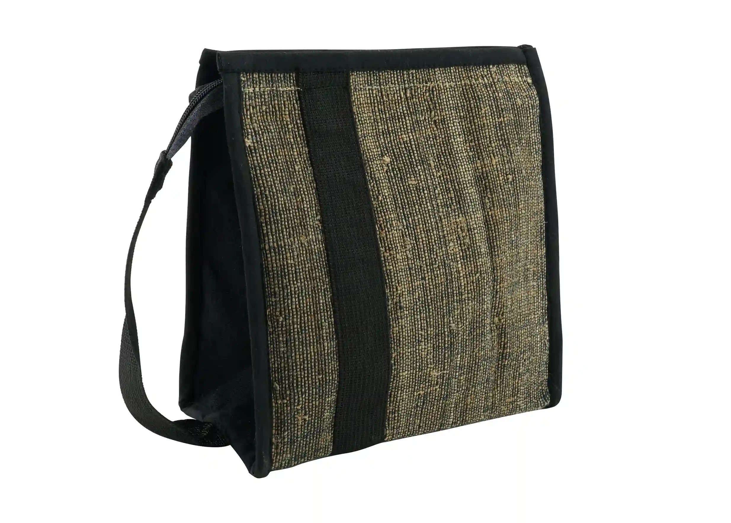 Trousse de toilette en ortie et chanvre de l'Himalaya sur fond blanc