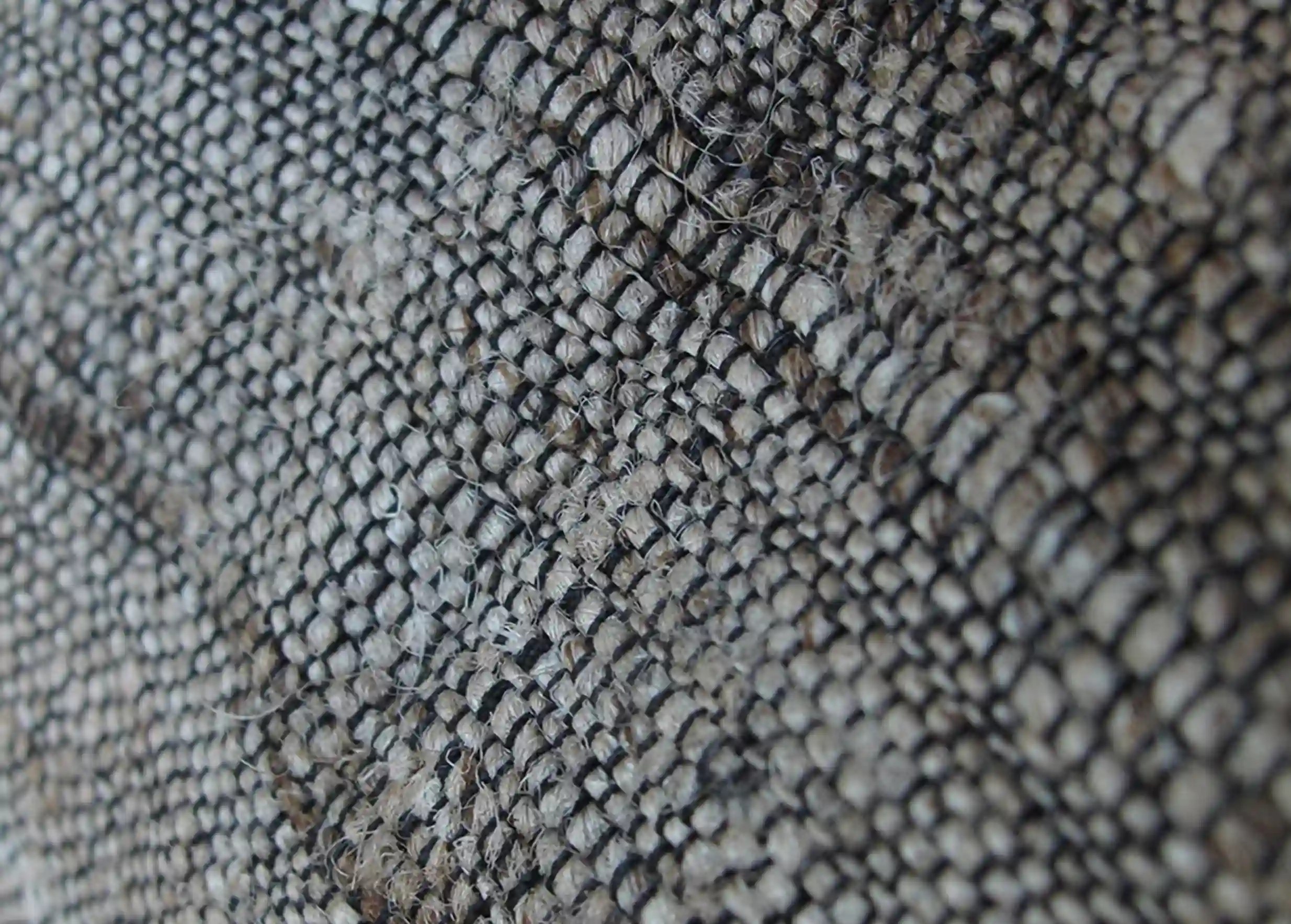 Gros plan sur le tissage d'une trousse en ortie et chanvre de l'Himalaya