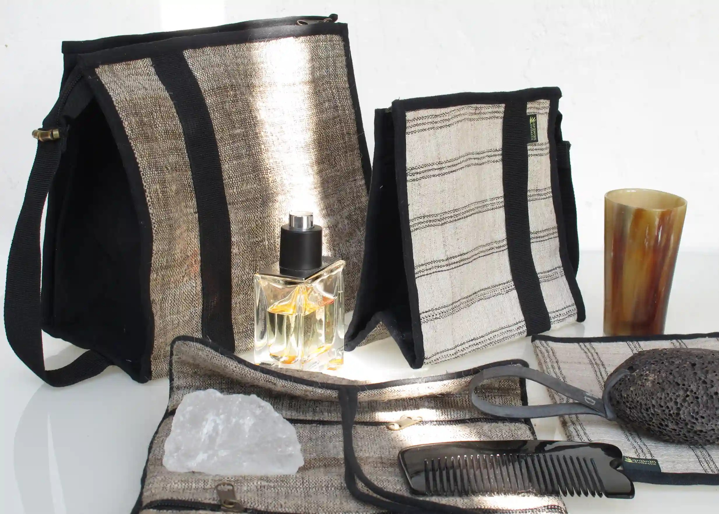 Trousses de toilette Karawan accompagnées d'accessoires : peigne, pierre d'alun, pierre ponce et flacon de parfum