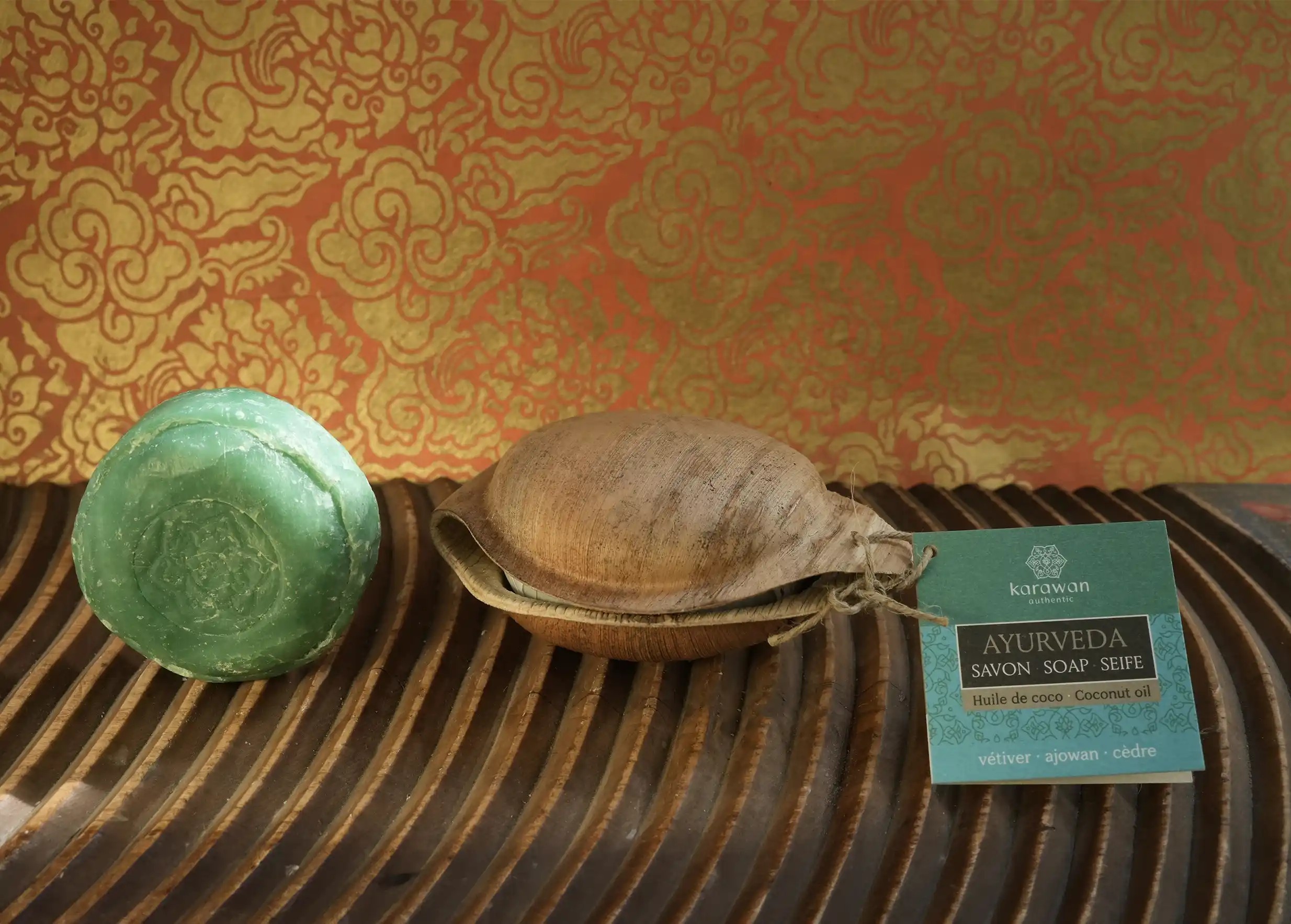 Savon ayurvédique vétiver avec motif Karawan, savon emballé dans un coque végétale avec une étiquette carton