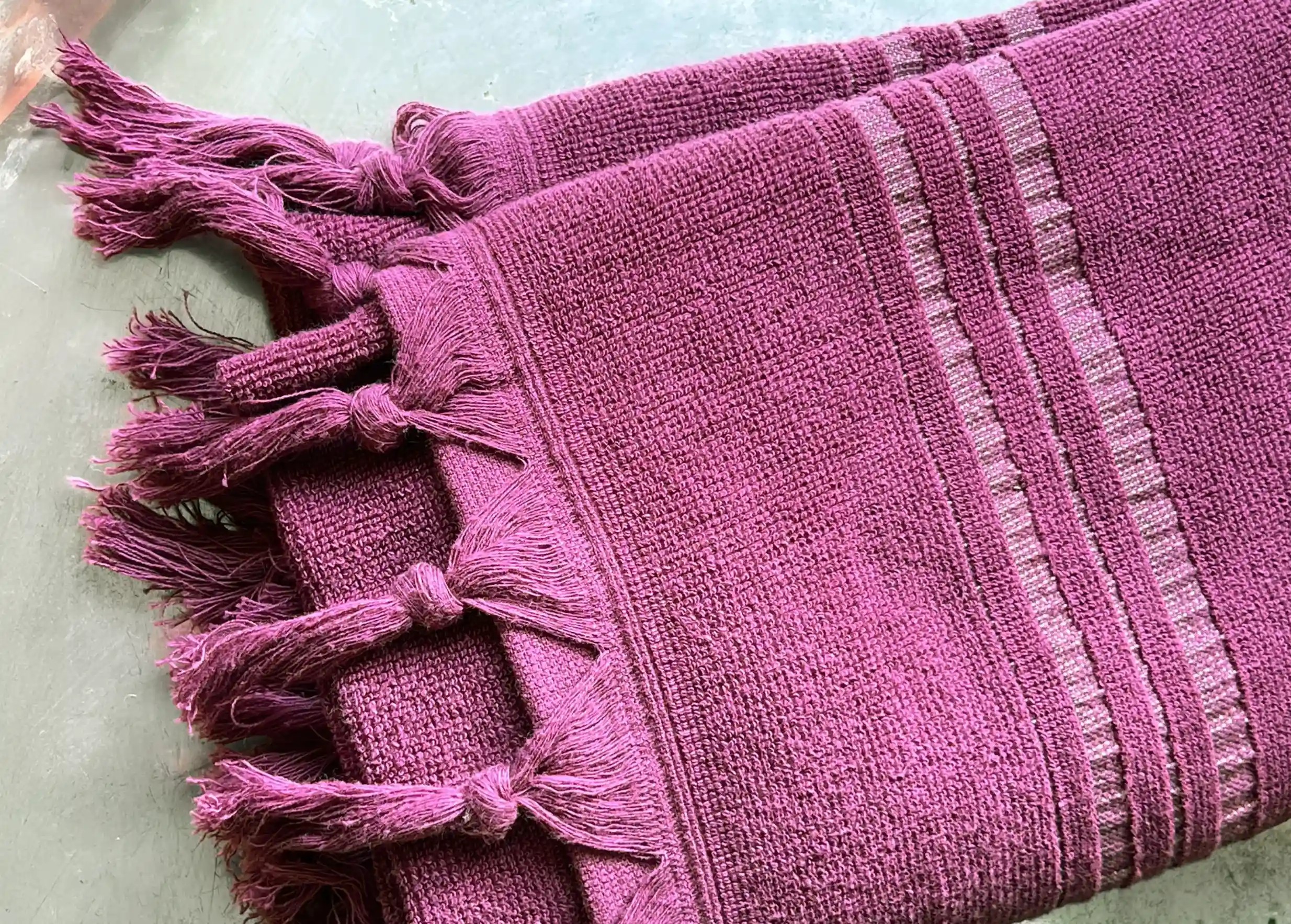 Focus on the amethyst-coloured Dolce fouta in organic cotton