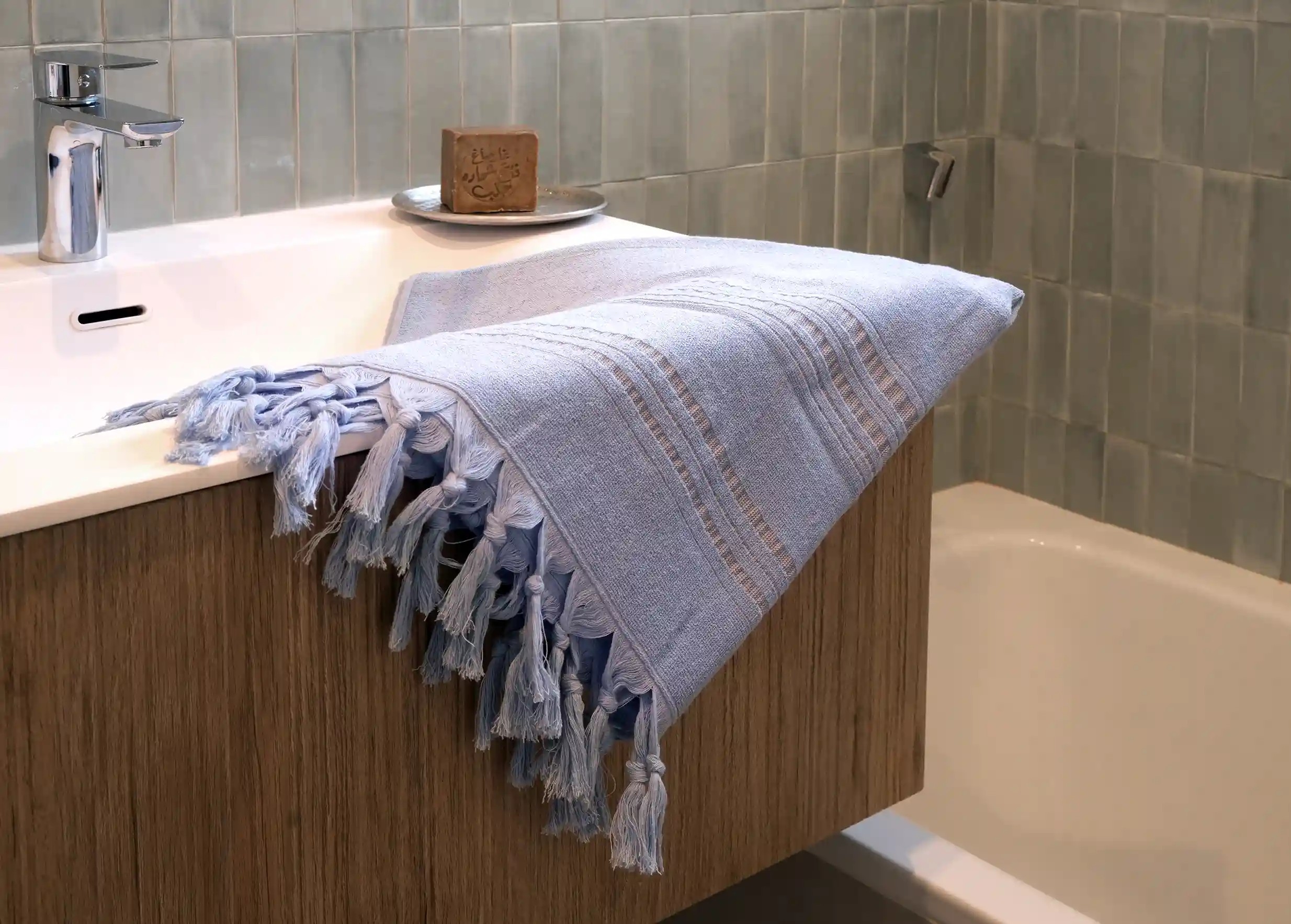 Dolce fouta coloris azurine pliée, avec des franges, savon d'Alep et autres accessoires