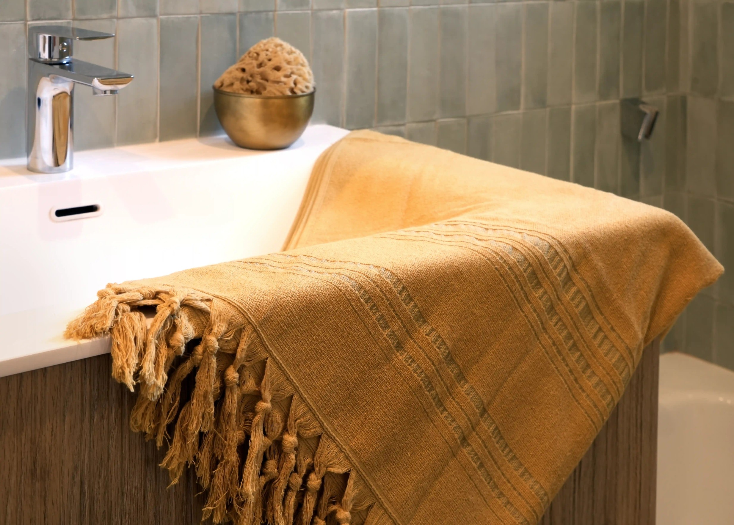 Dolce Fouta coloris citrine en coton, dans une salle de bain moderne