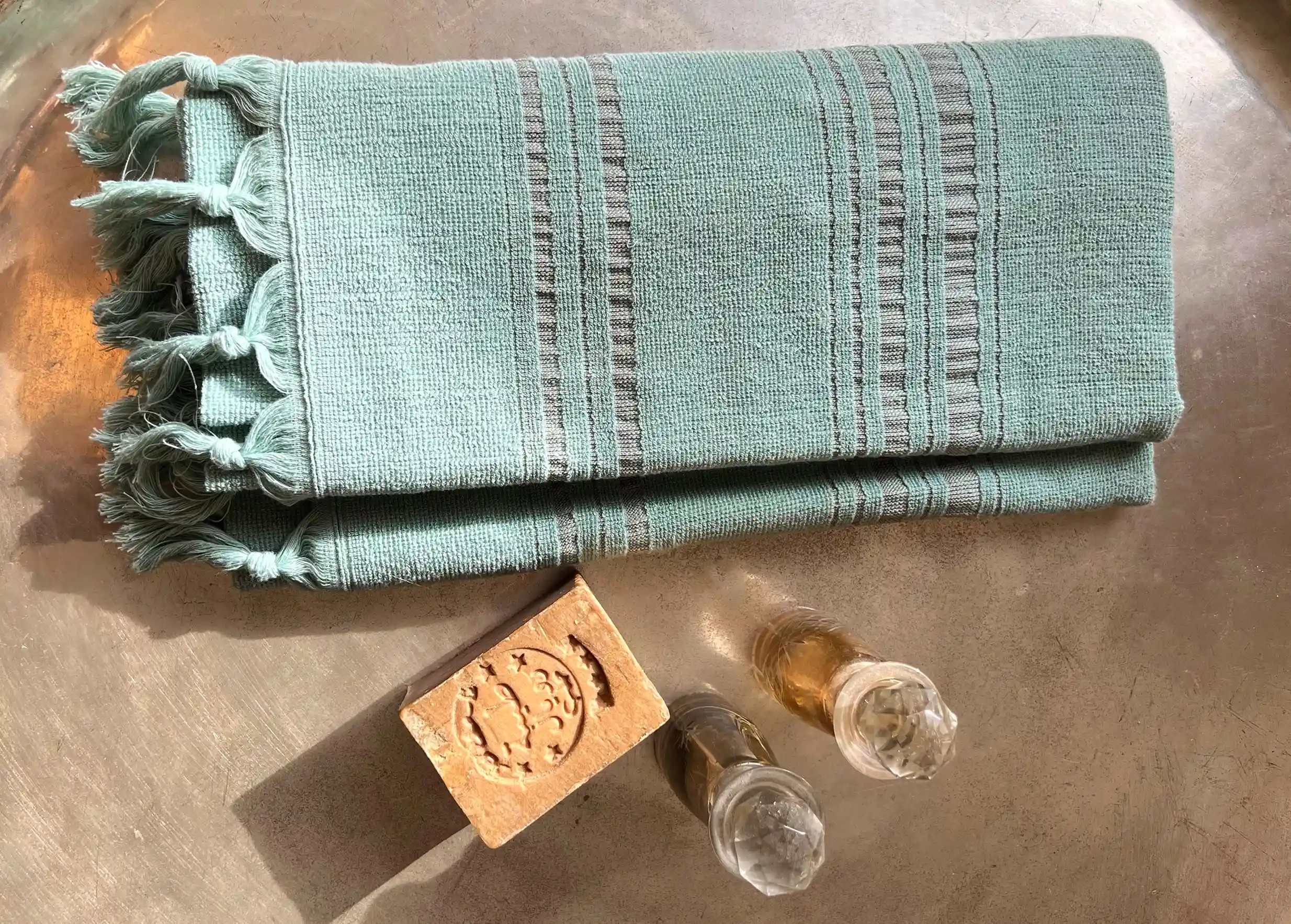 Dolce fouta coloris jade, en coton bio, et savon d'Alep Karawan