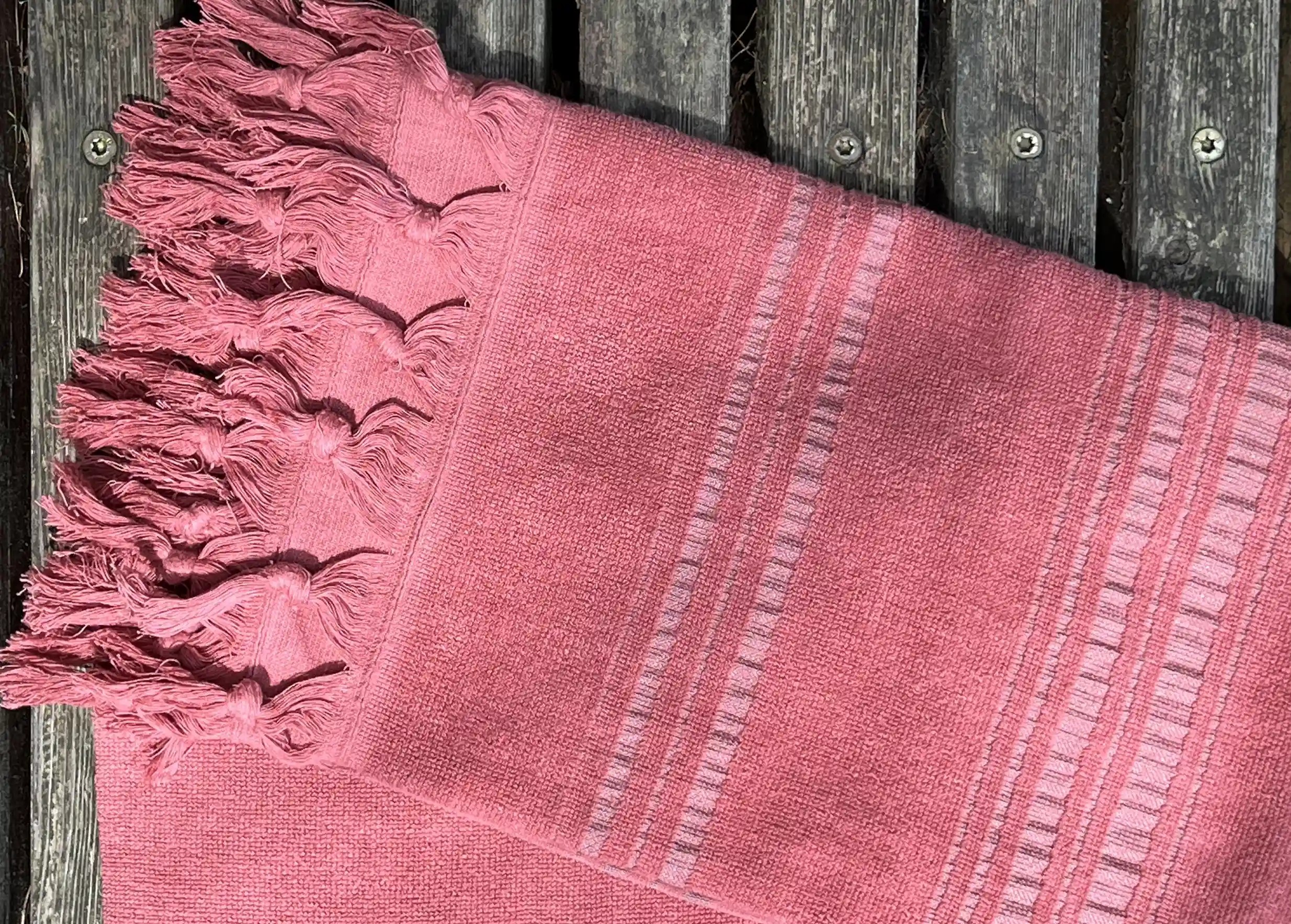Dolce fouta coton bio, coloris Jaspe, en extérieur sur une surface en bois