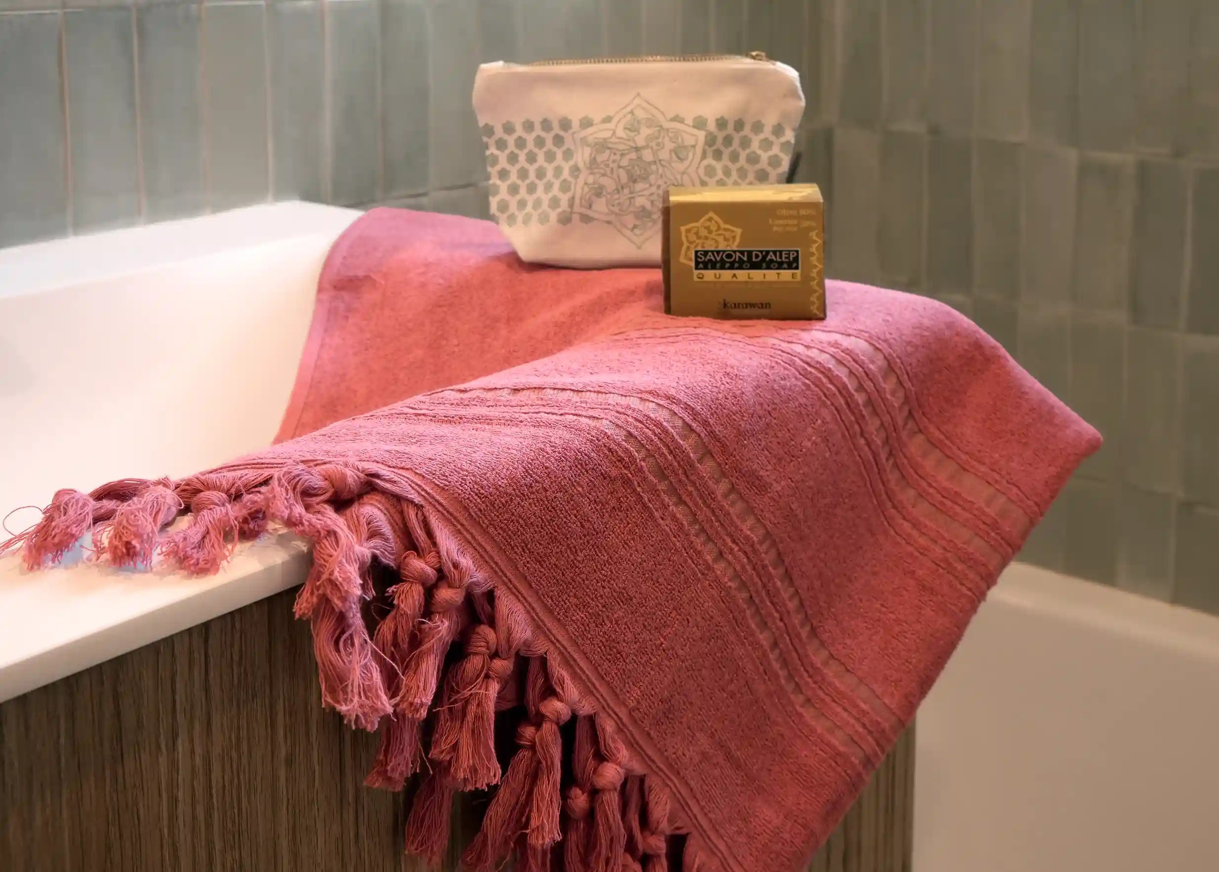 Fouta en coton bio jaspe, dans une salle de bain avec des murs au carrelage sombre