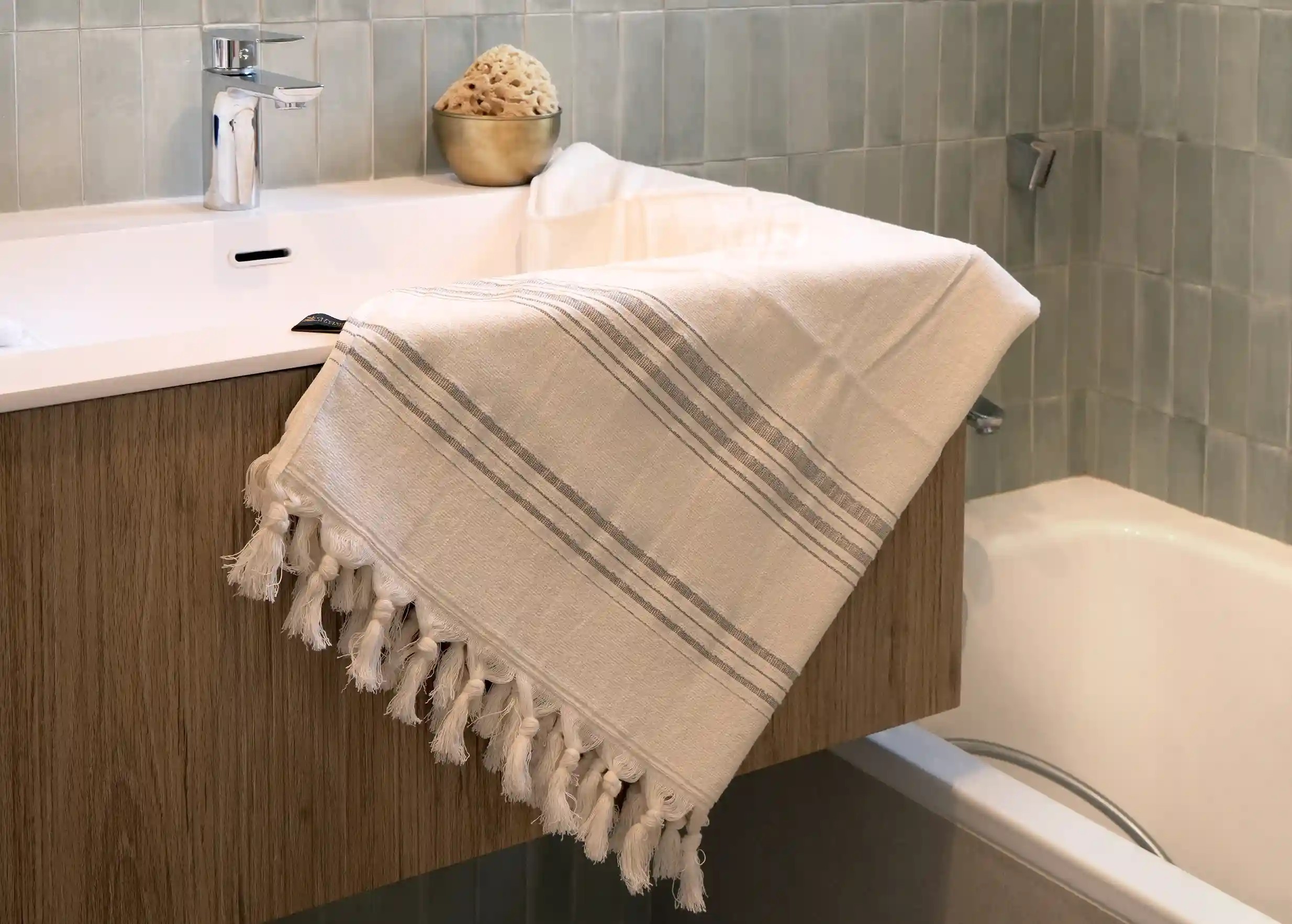 Dolce Fouta coloris Moonstone dans une salle de bain