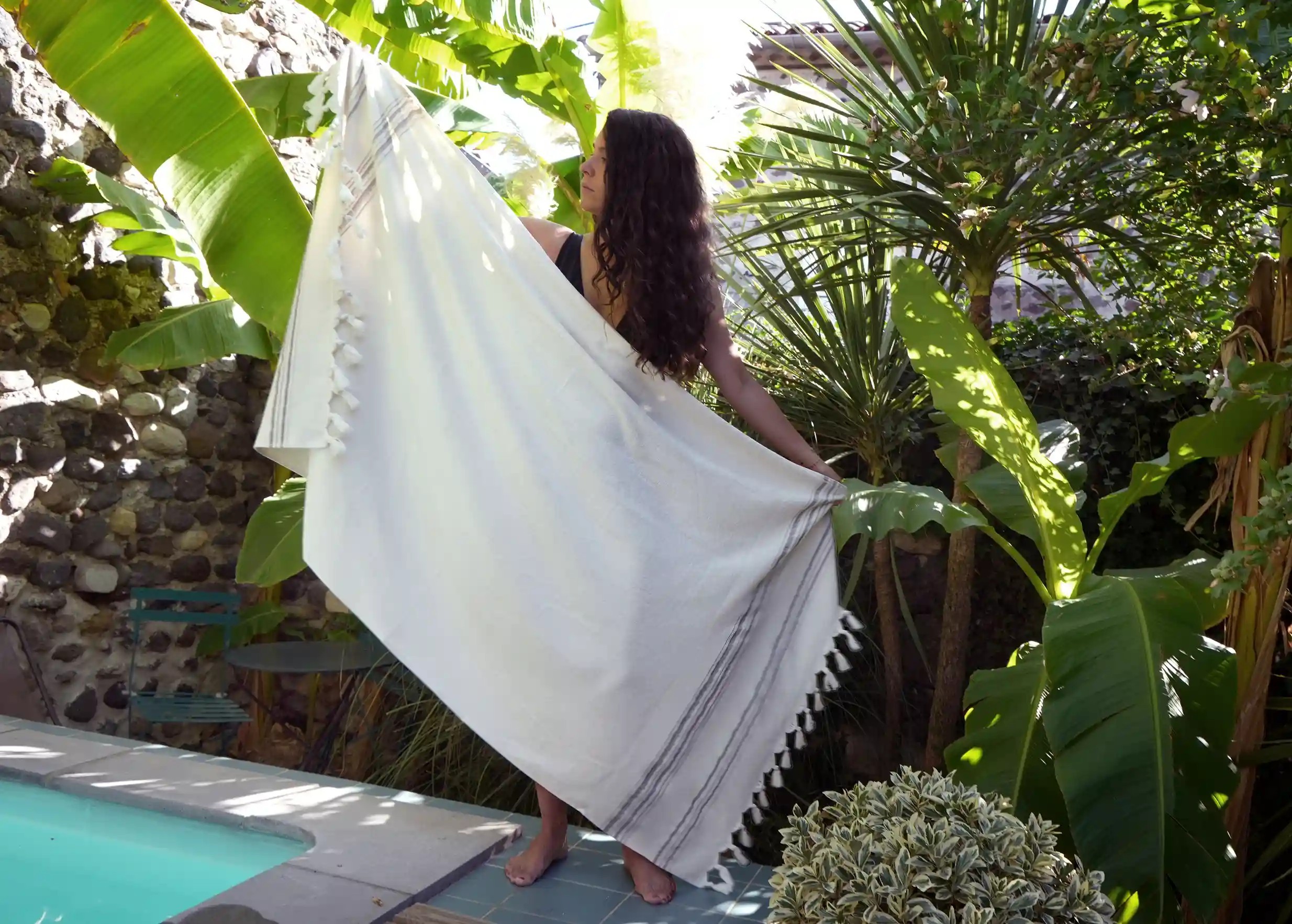Dolce fouta brandie par une femme, décor extérieur végétal