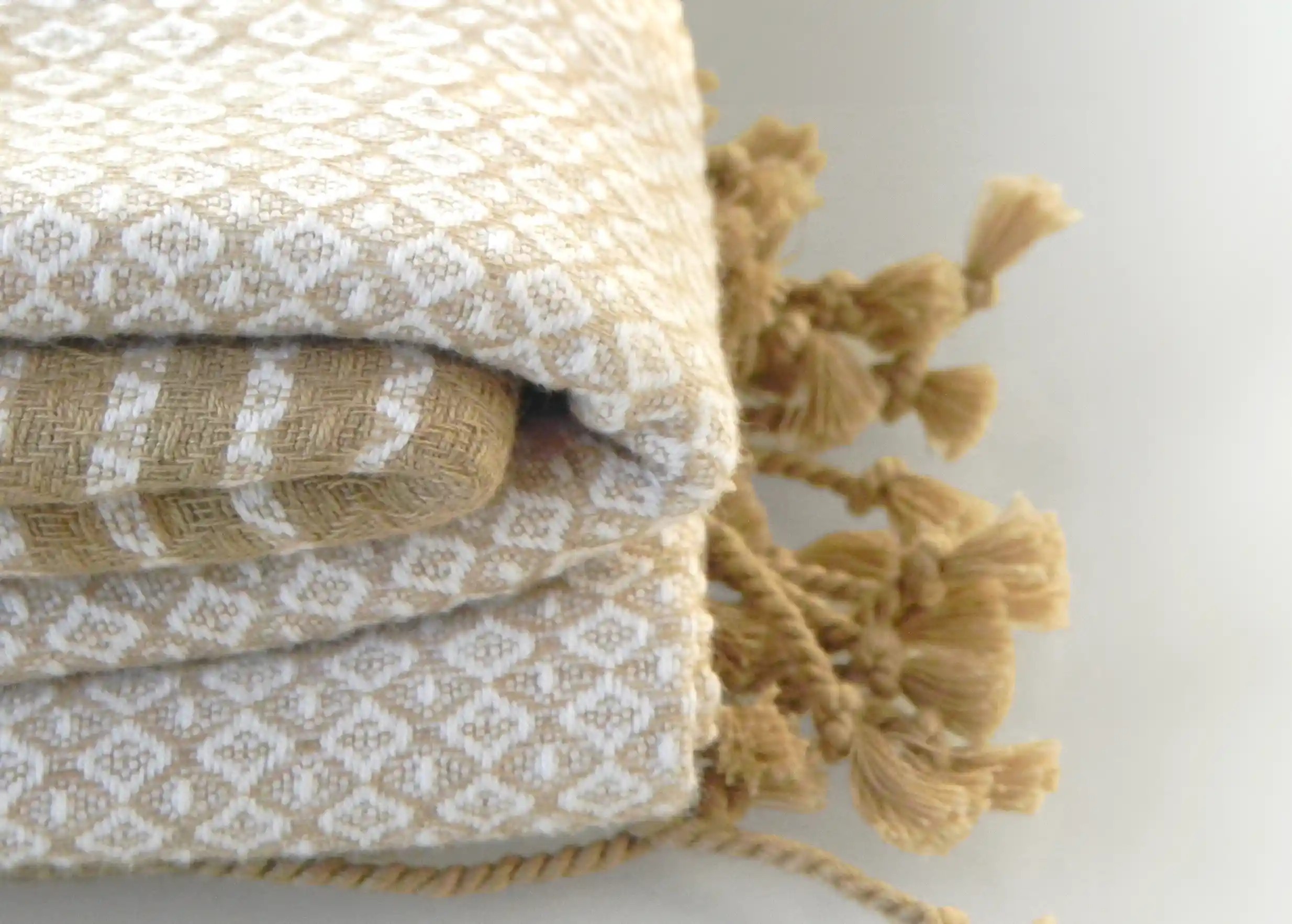 Zoom on a pure white coloured organic cotton fouta from the Sand collection