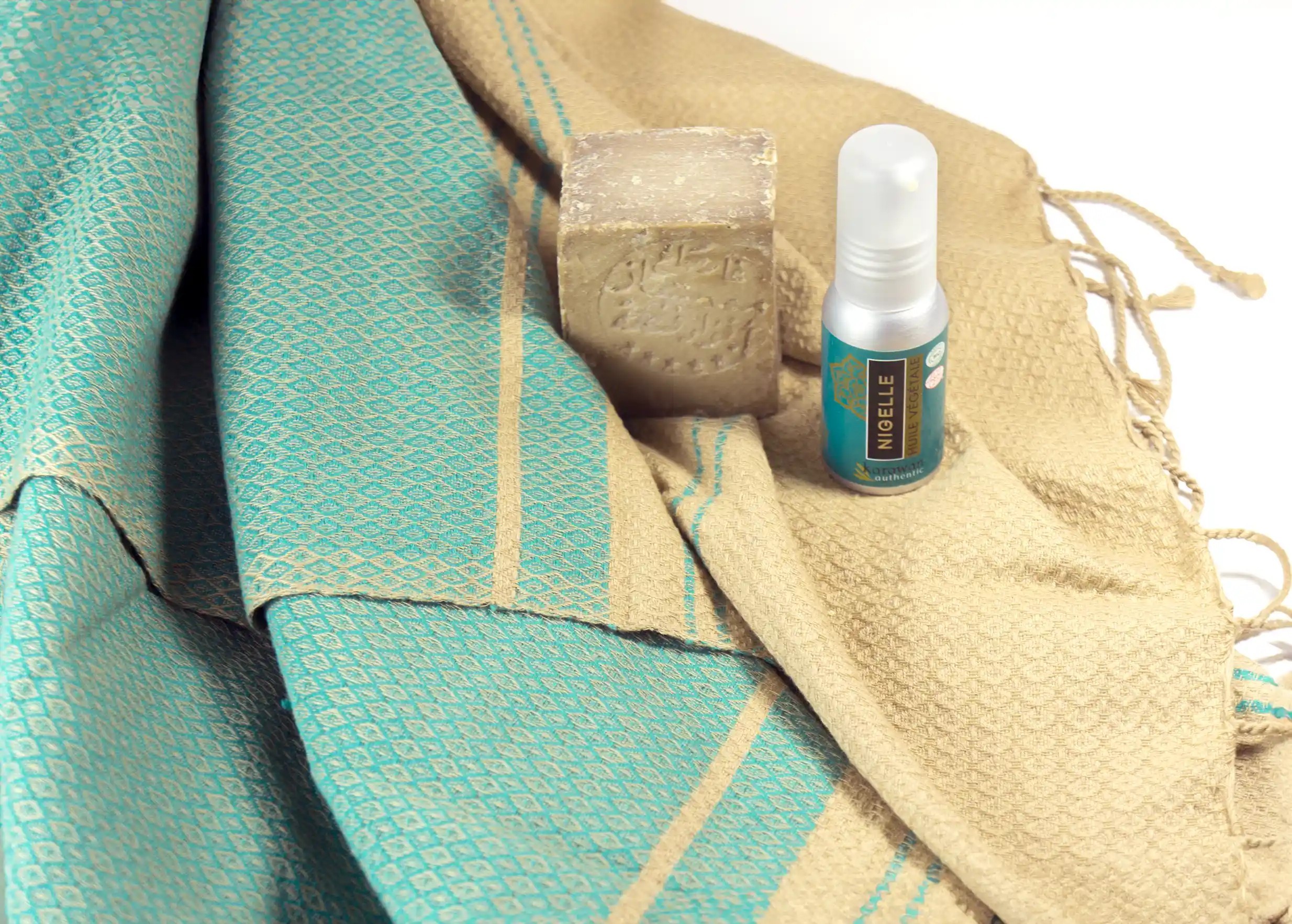 Savon d'Alep authentique à l'huile d'olive huile de nigelle végétale sur une fouta en coton bio Bleu alizée, au tissage jacquard