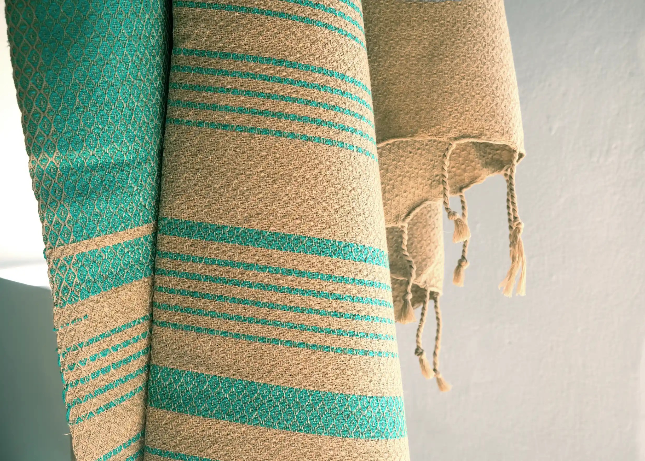 Tissage artisanal jacquard et motifs de losanges aperçus de près sur la fouta en coton bio bleu alizée de Karawan