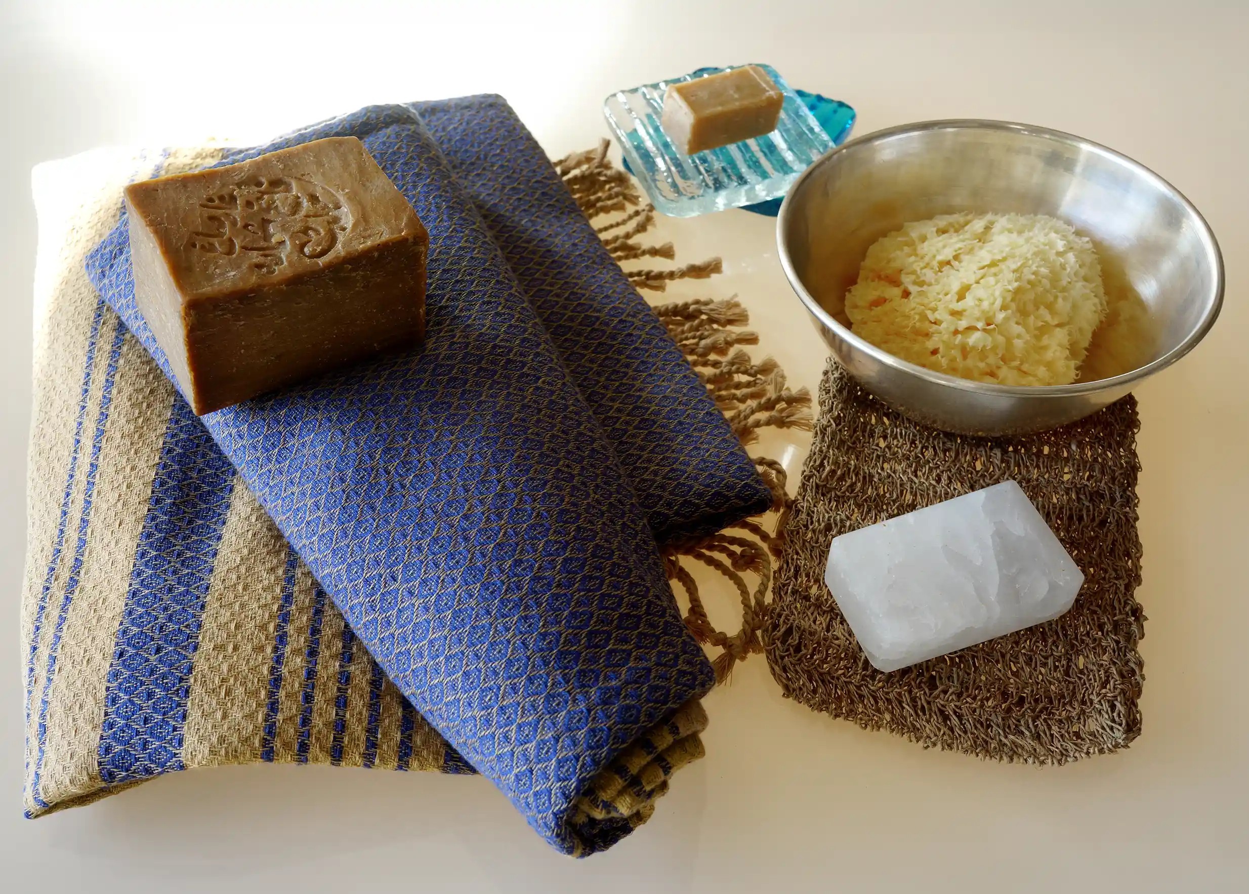 Fouta en coton bio bleu impérial, collection Sand avec accessoires de bain
