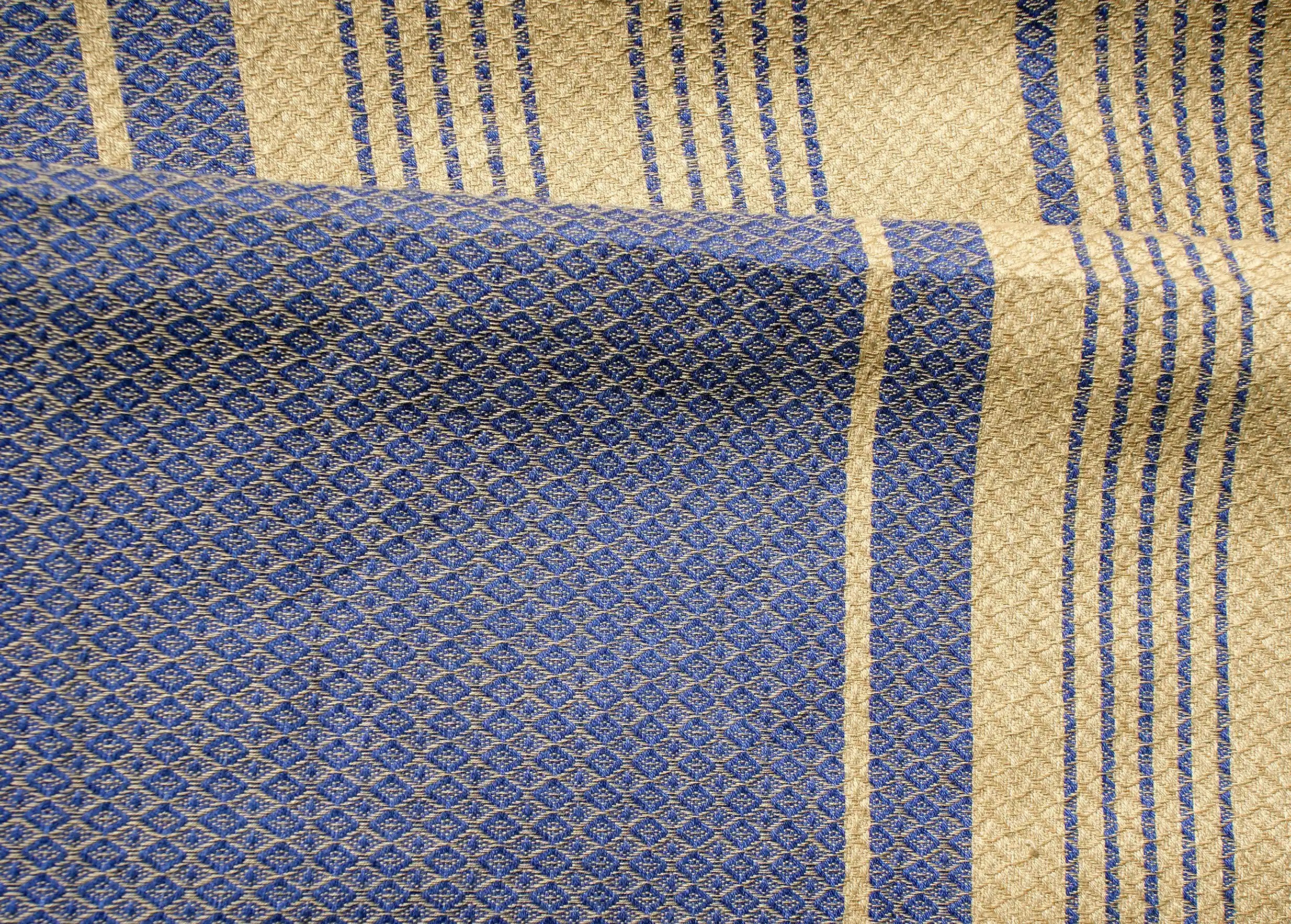 Tissage artisanal jacquard et motifs de losanges aperçus de près sur la fouta en coton bio Bleu impérial de Karawan