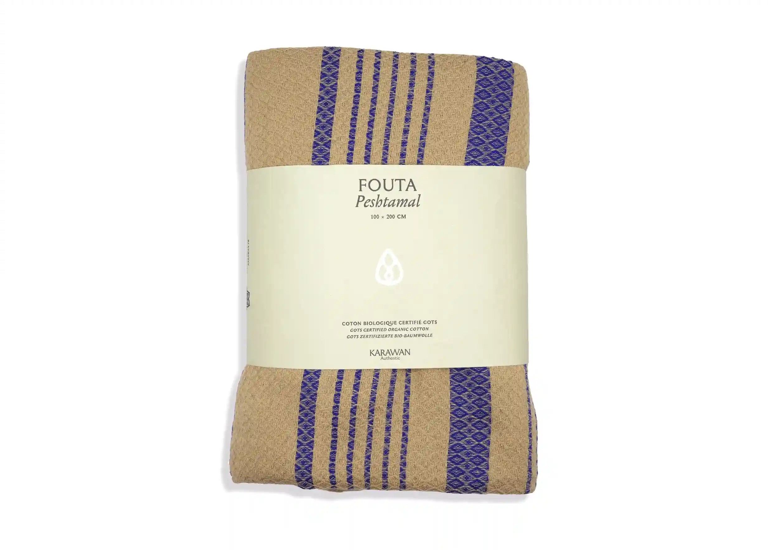 Fouta coton bio bleu impérial de la collection Sand, photo prise en packshot avec bandeau packaging