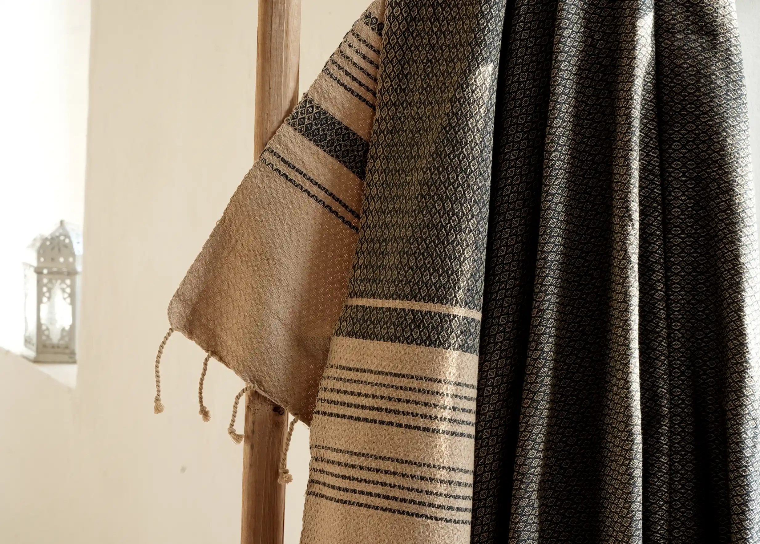 Gros plan sur le tissage de la fouta en coton biologique couleur cendre, aux motifs géométriques