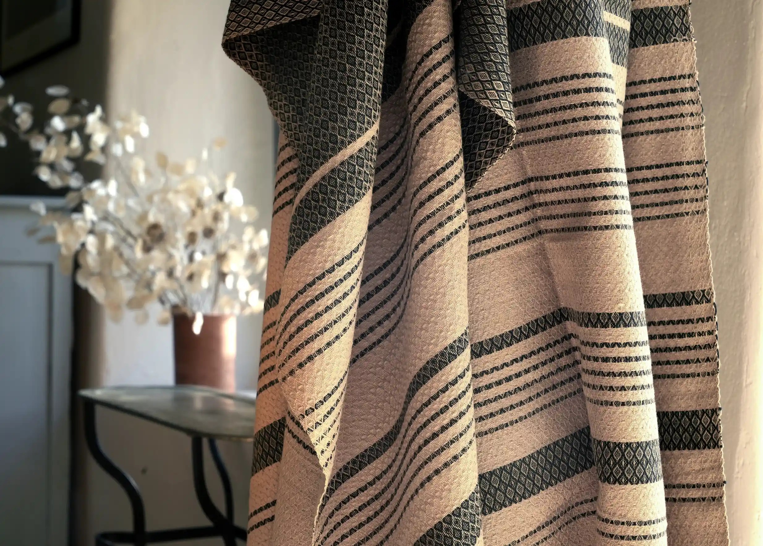 Gros plan sur le tissage de la fouta en coton biologique couleur cendre