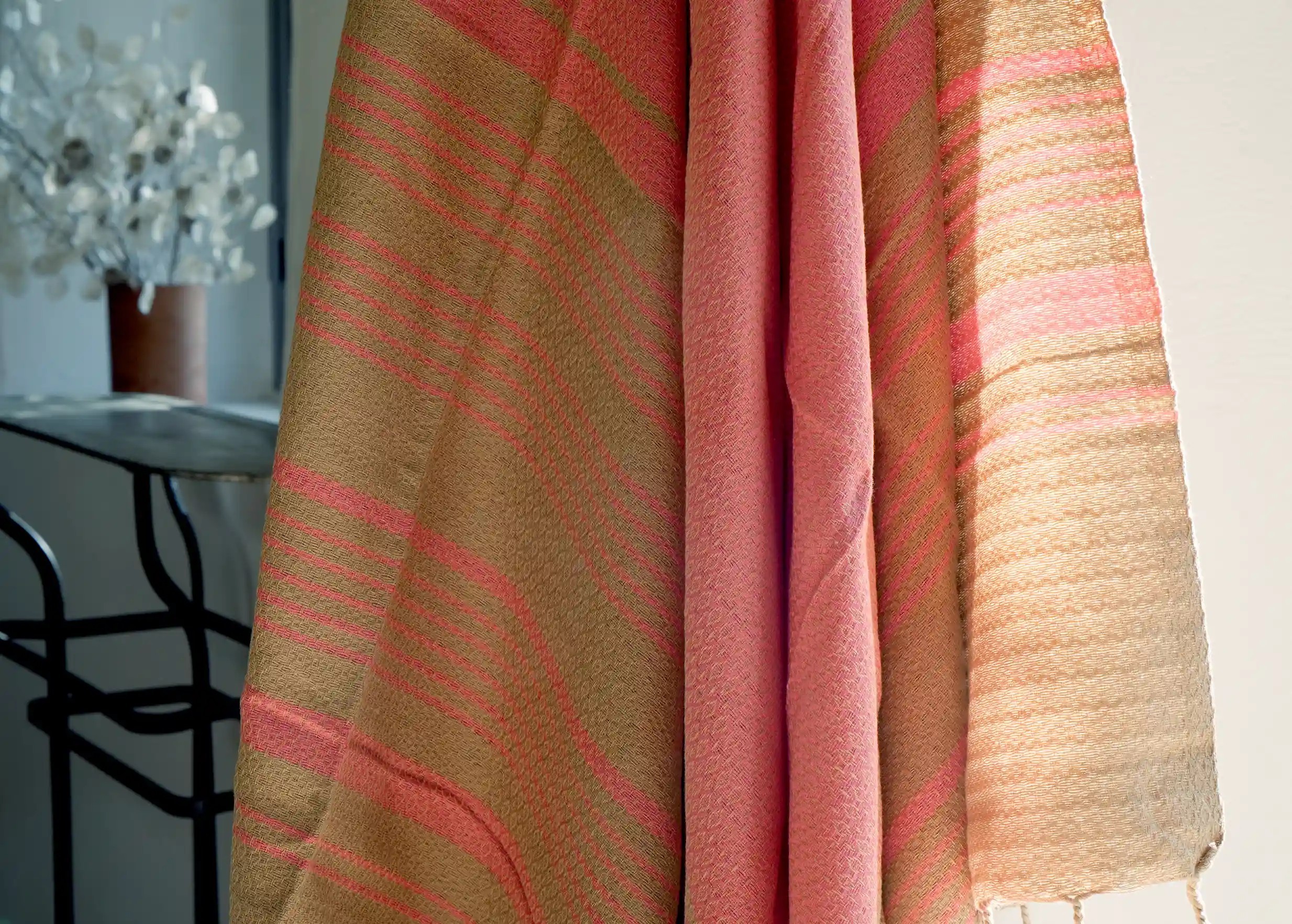 Gros plan sur le tissage de la fouta en coton biologique couleur rose indien