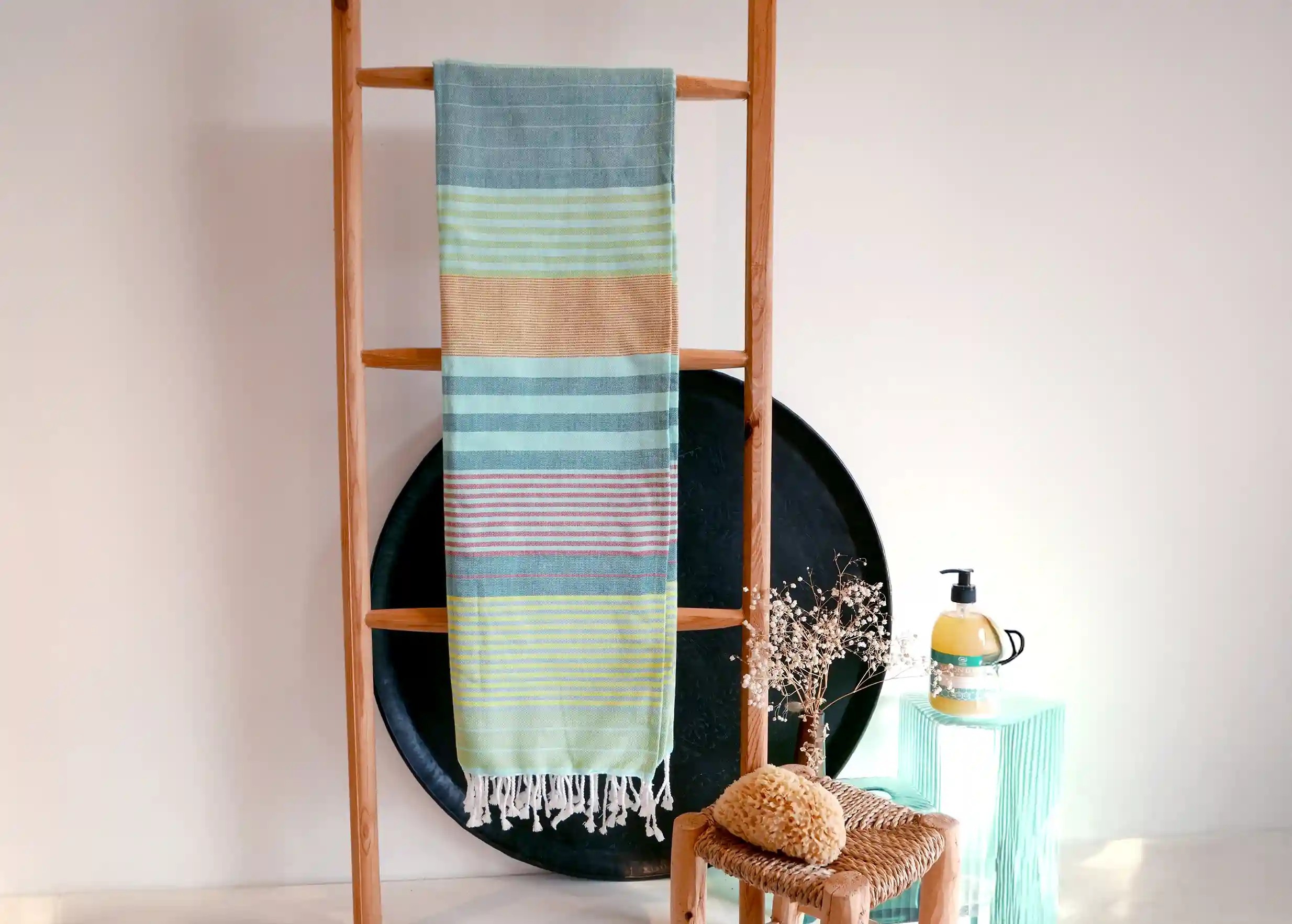 Fouta en coton bio Adriatic de la collection Sud suspendue