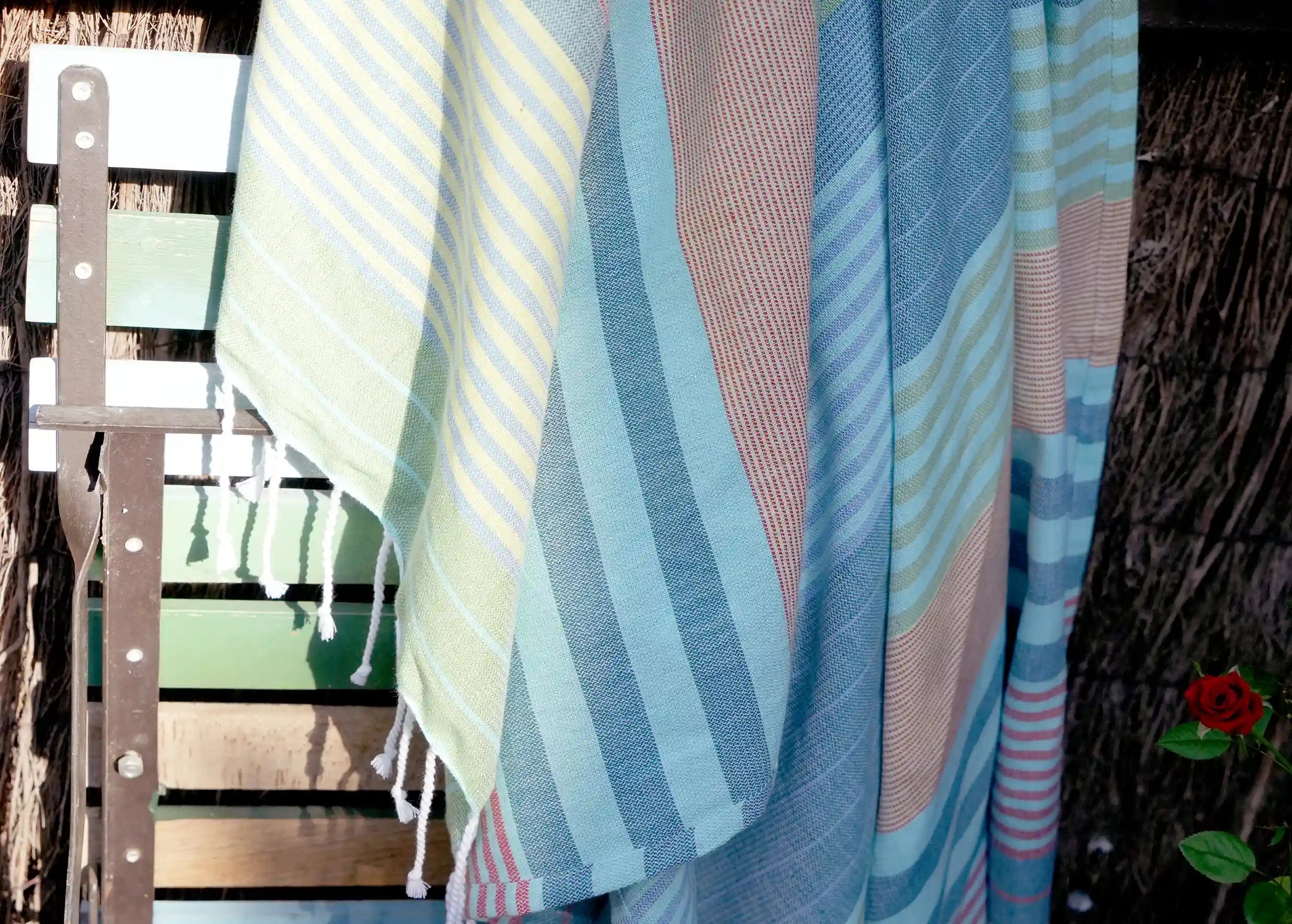 Gros plan sur le tissage d'une fouta en coton bio à rayures bleues et vertes