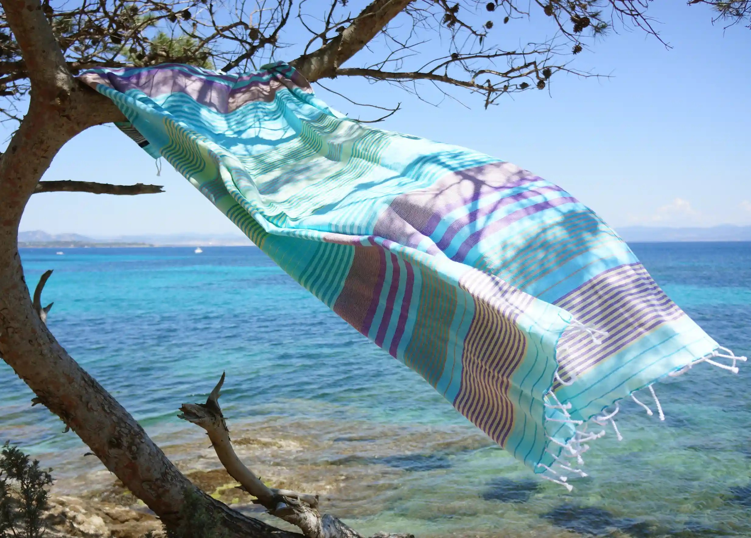 Fouta en coton bio Aqua tissée à plat en Inde, flottant près de la mer, au mouvement du vent