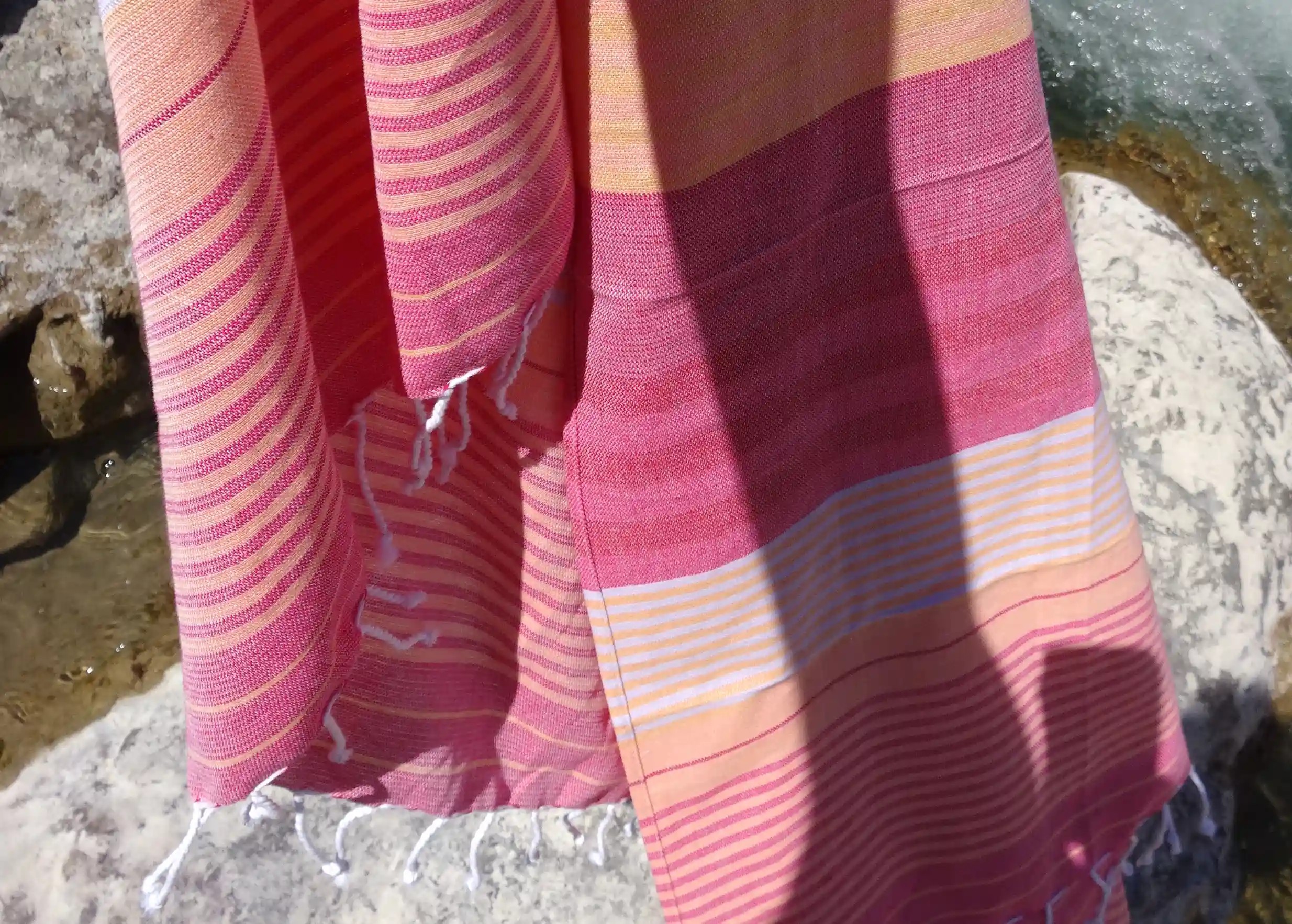 Gros plan sur une fouta en coton bio Azalée de la collection Sud,