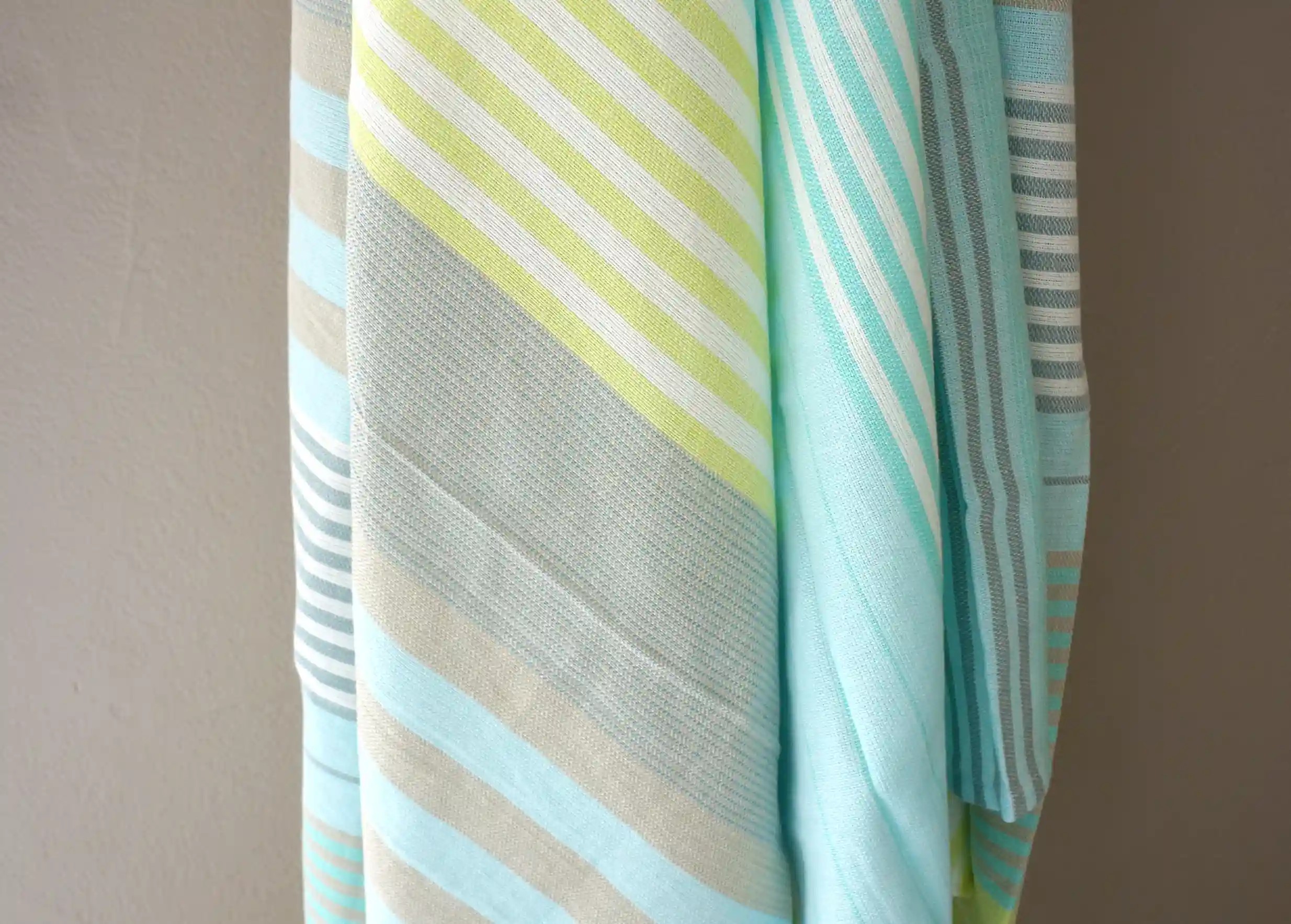 Fouta en coton Sunny Lime, zoom sur les couleurs, les rayures et les franges blanches nouées à la main