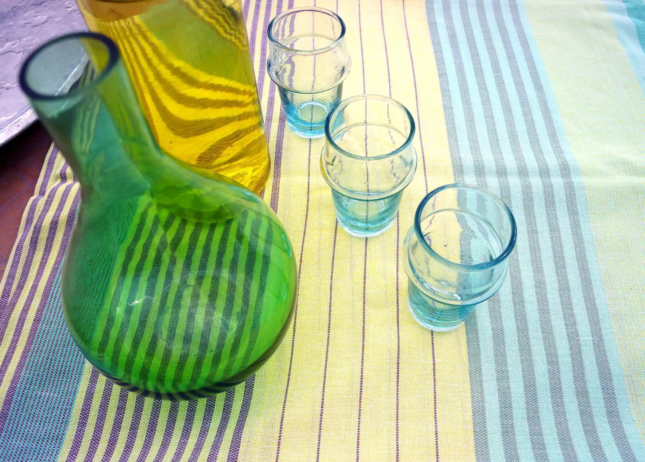 Fouta Sunny Lime de la collection Sud, étendue ambiance apéritif