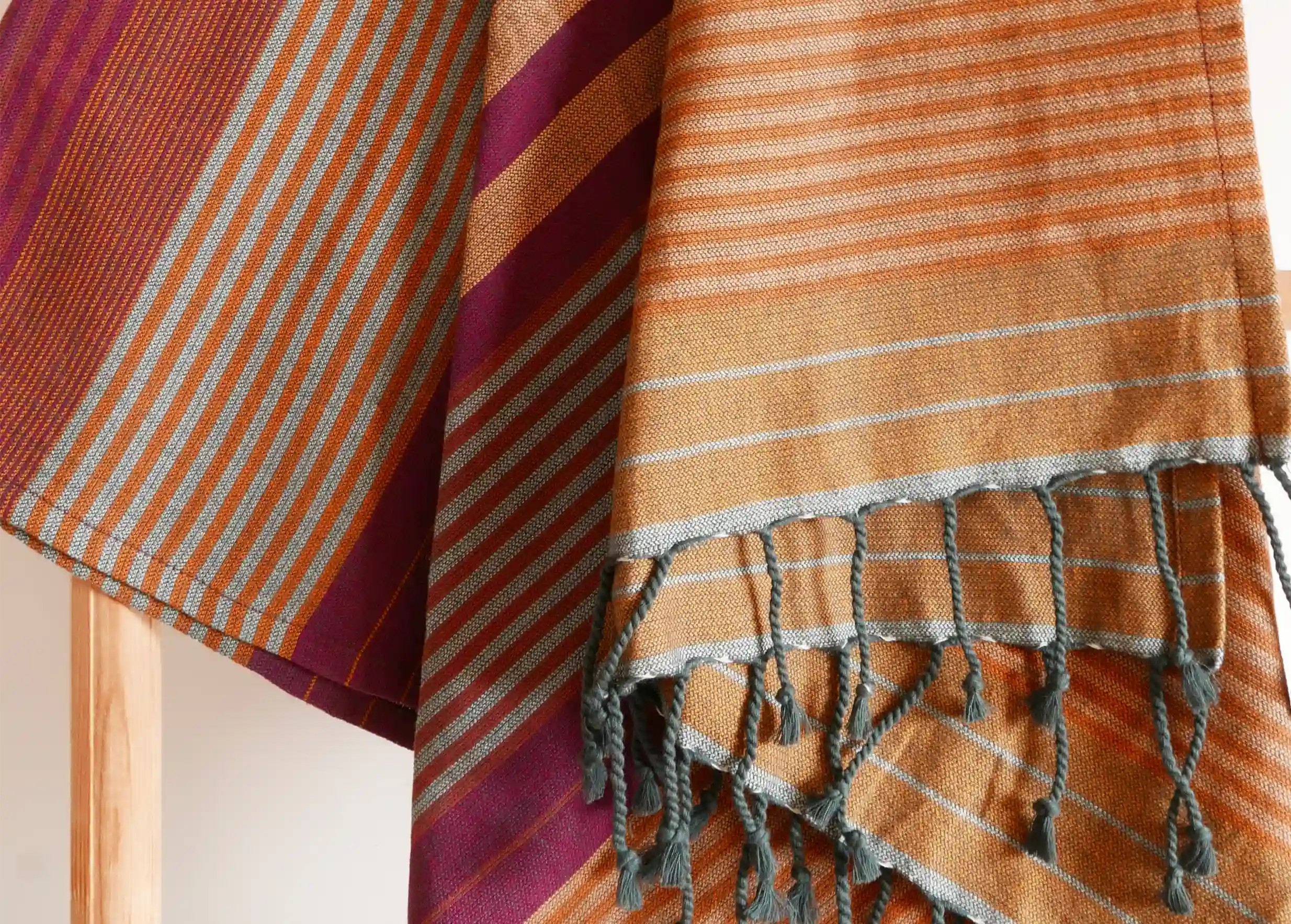 Arabesk-coloured fouta in flat-woven organic cotton, zoom on the stripes and black fringes