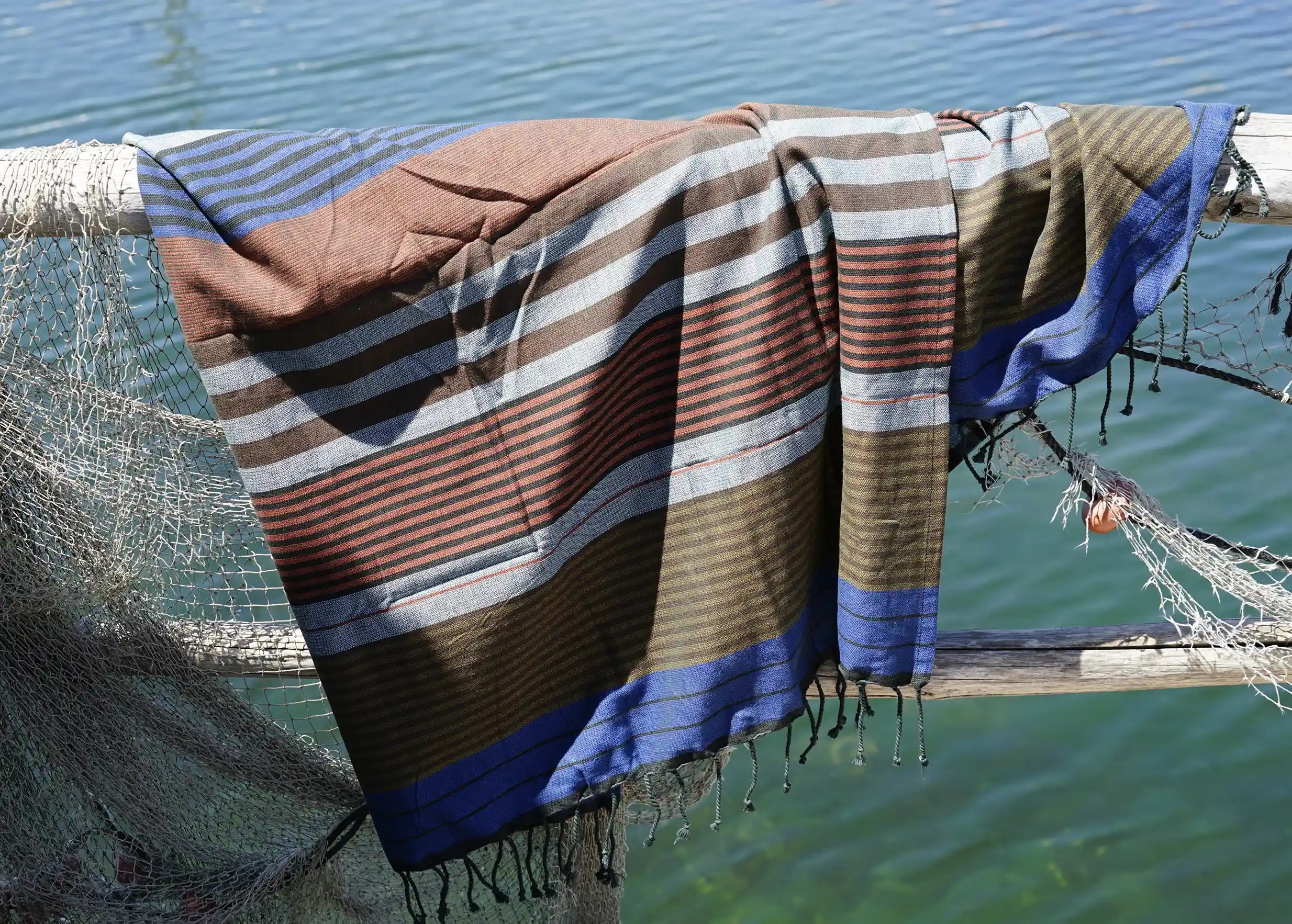 Fouta en coton bio Céleste de la collection Ébène accrochée en hauteur, décor marin