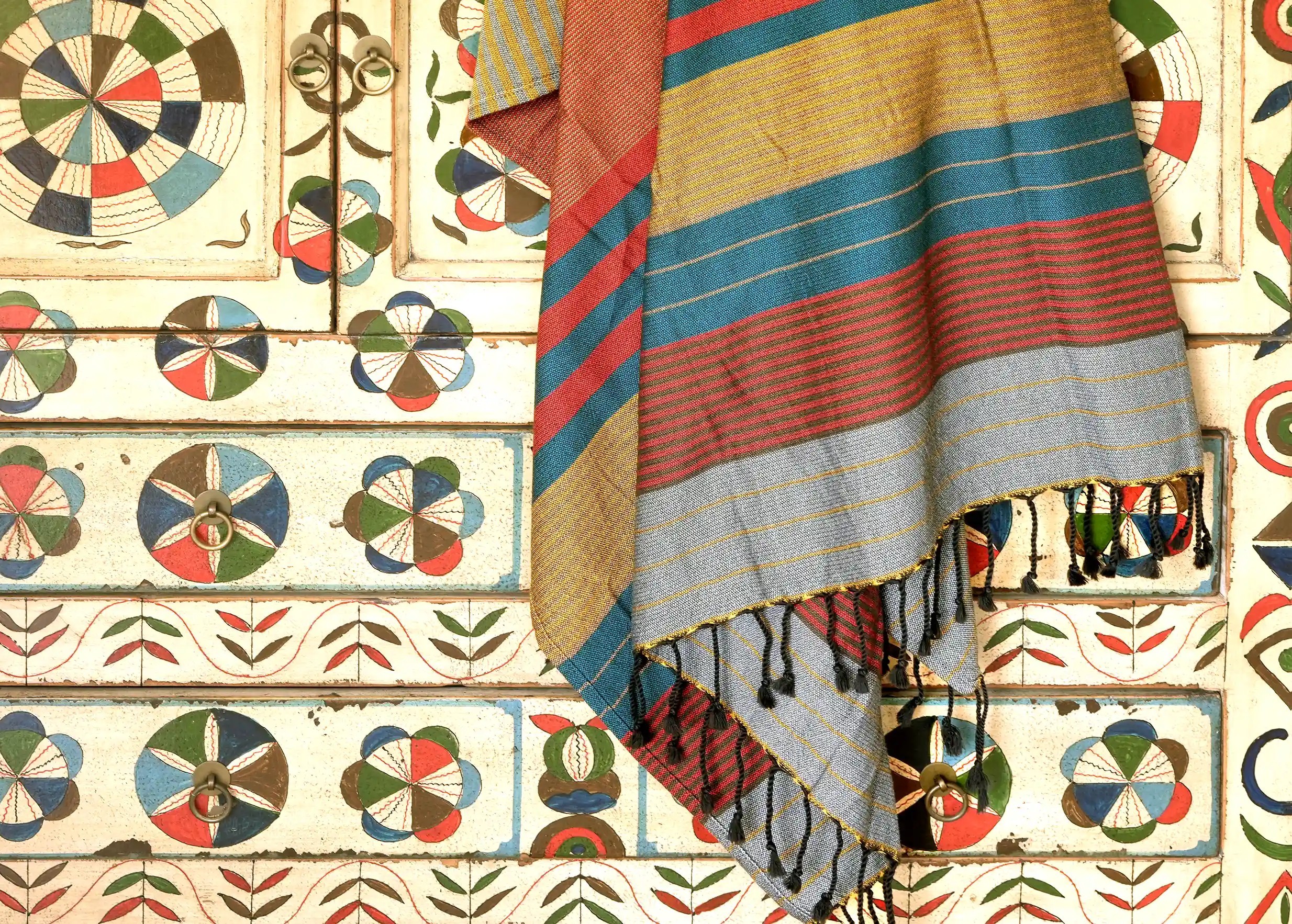 Redblue-coloured fouta in organic cotton with multicoloured stripes